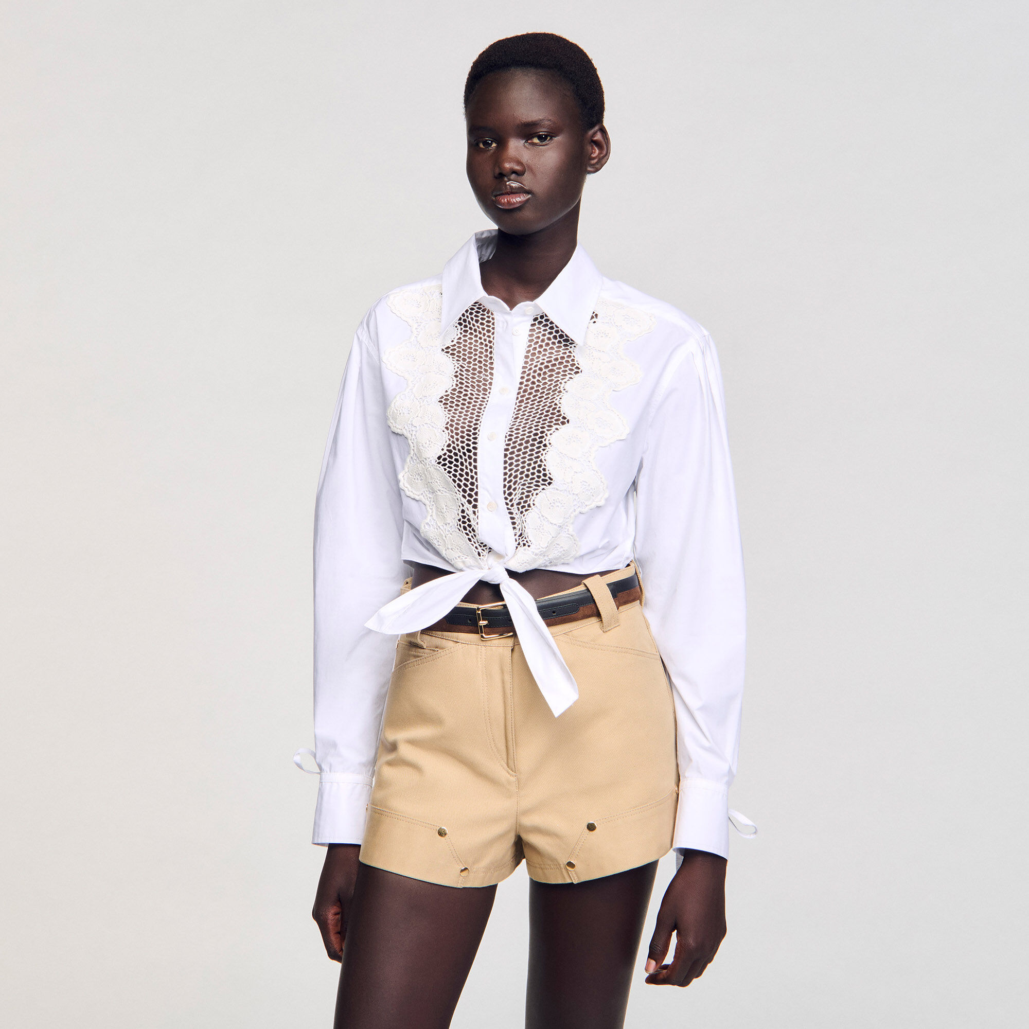 Camisa con plastrón de encaje