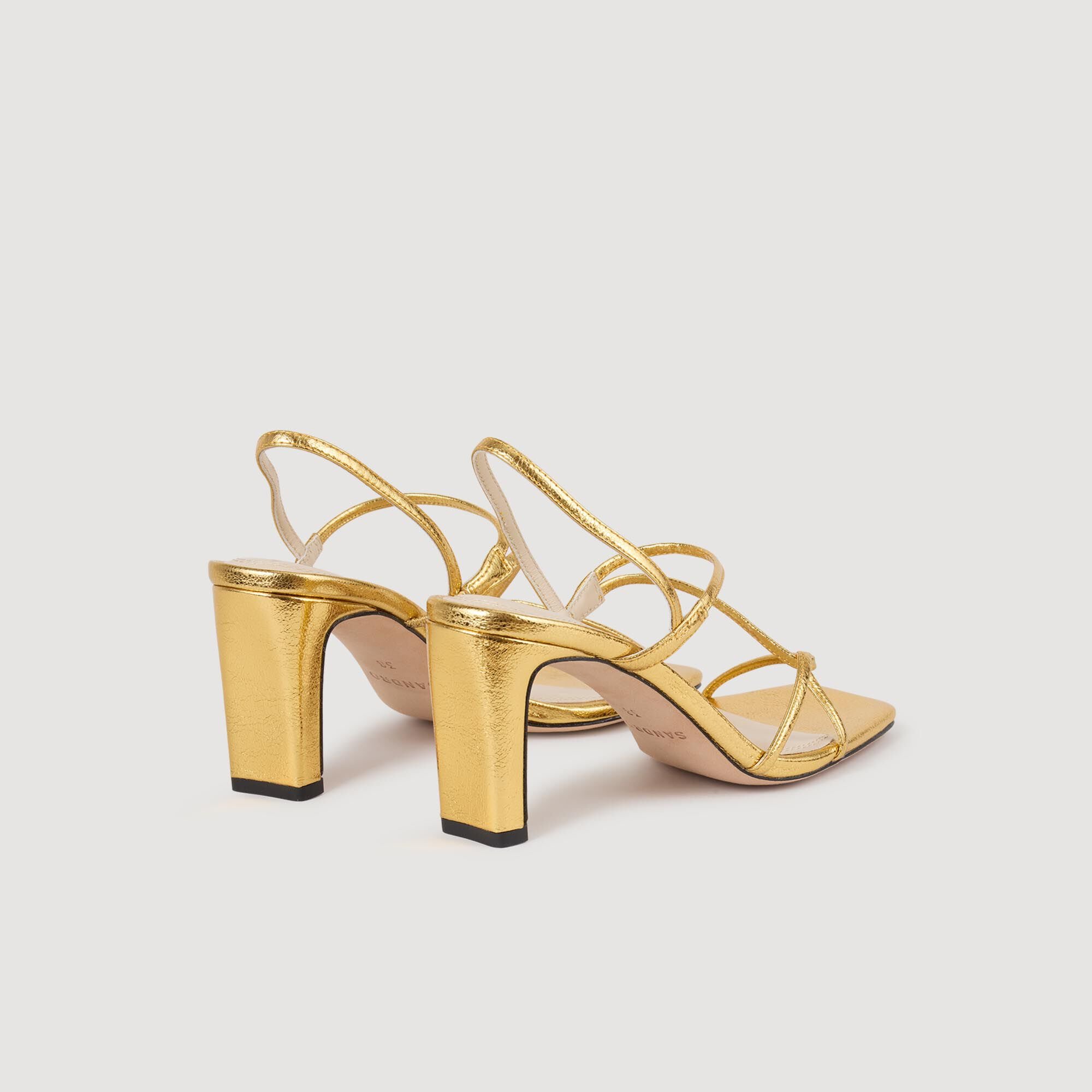 Sandalias de piel repujada