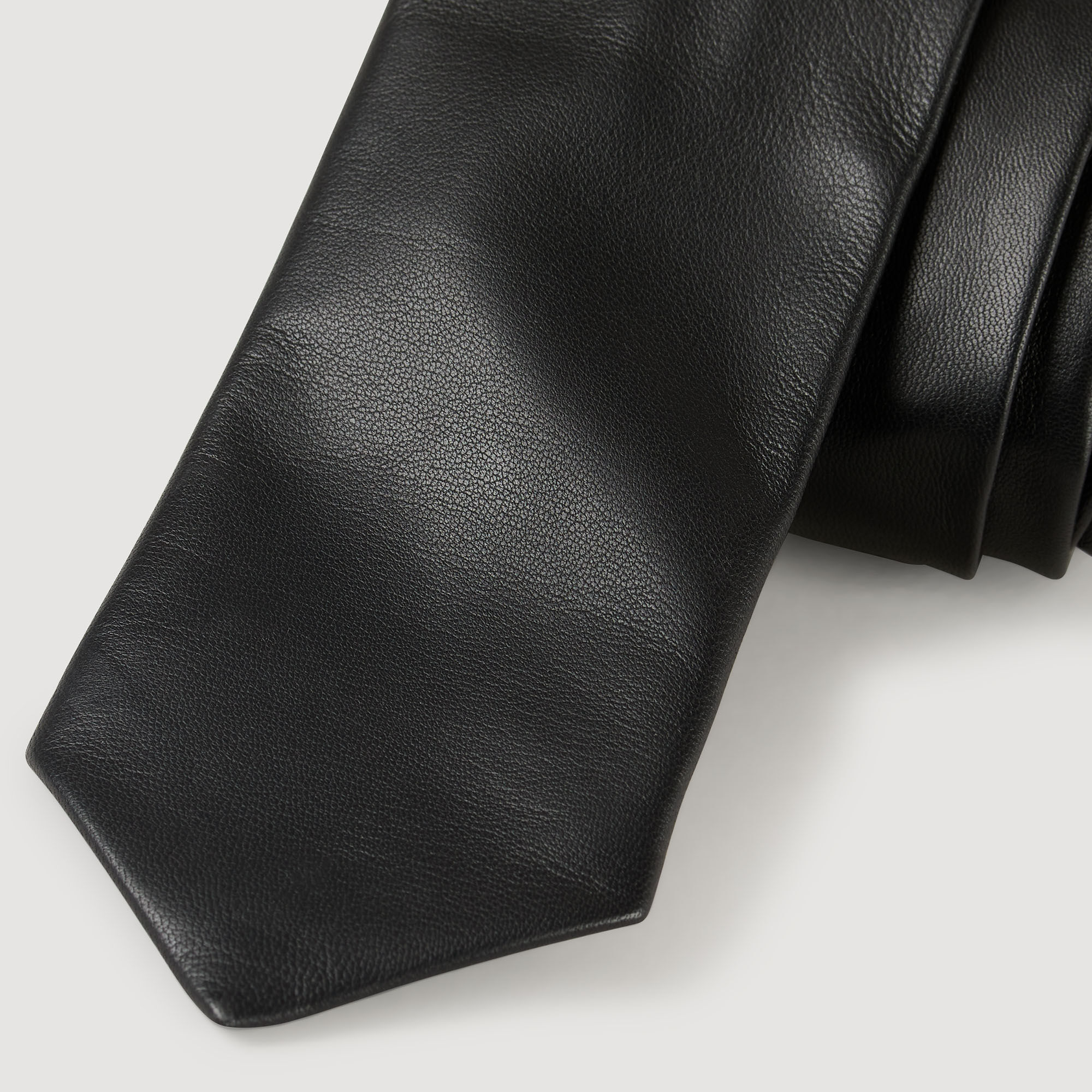 Corbata ancha de cuero