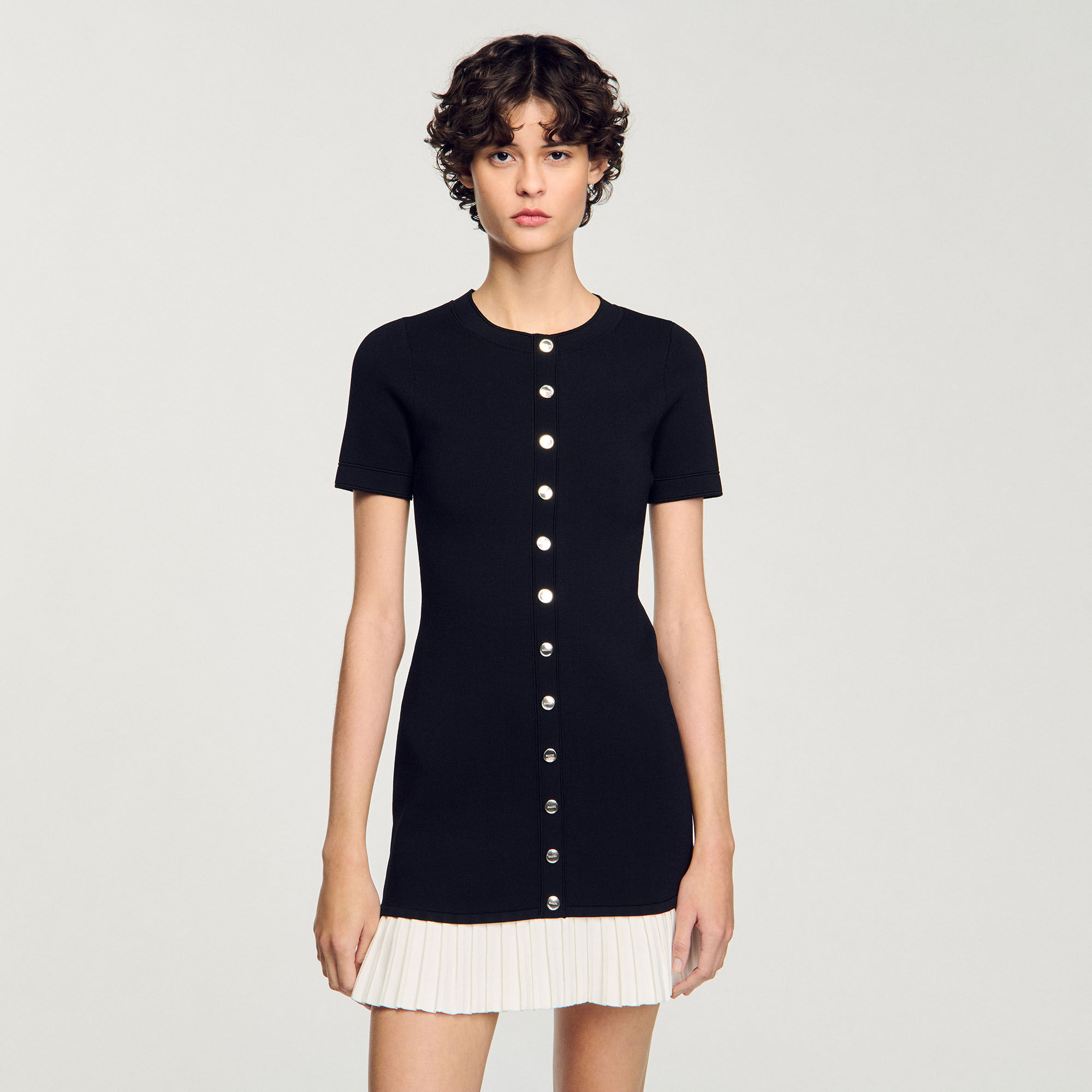 Vestido corto de punto con volante