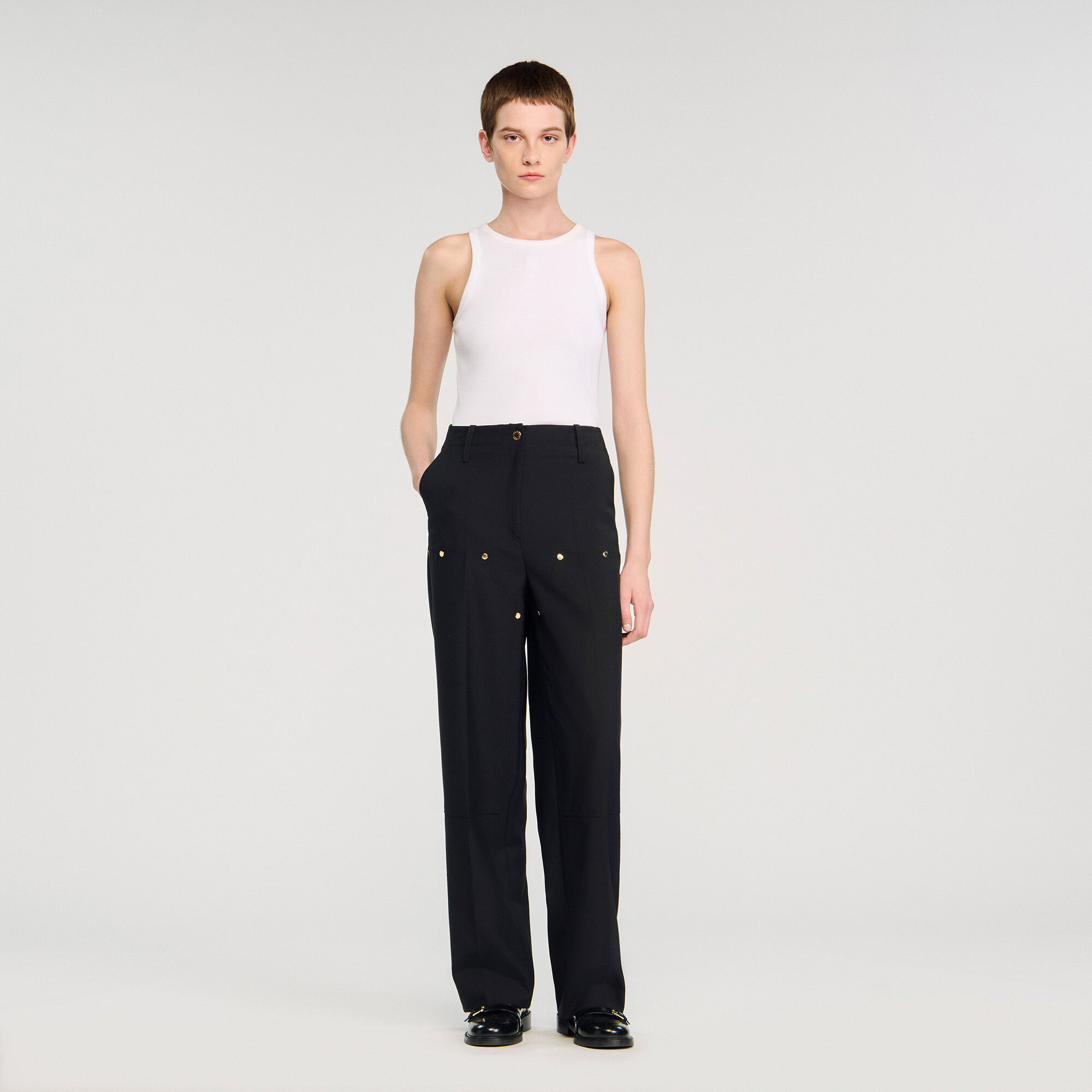Pantalón fluido con remaches