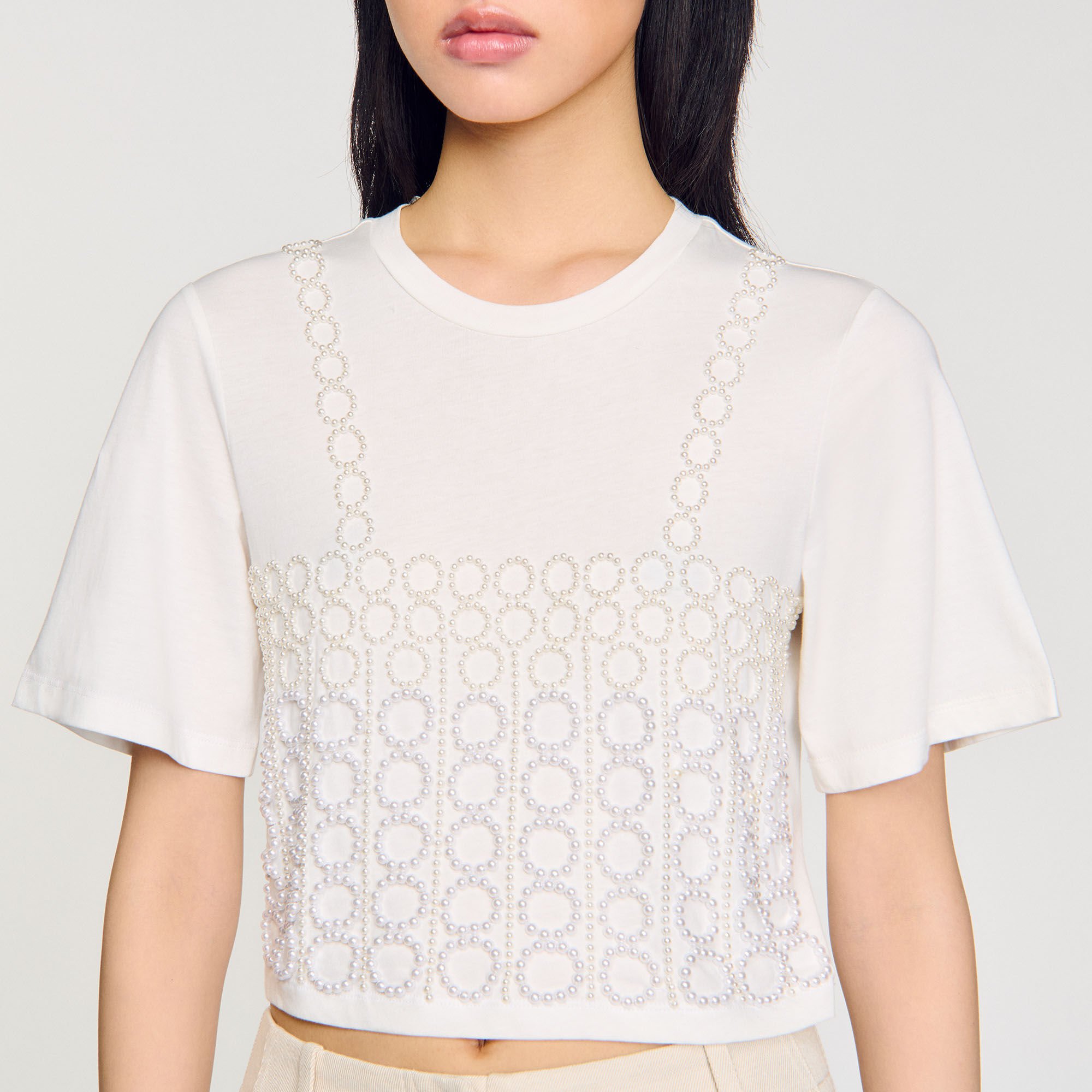 Camiseta cropped con pedrería