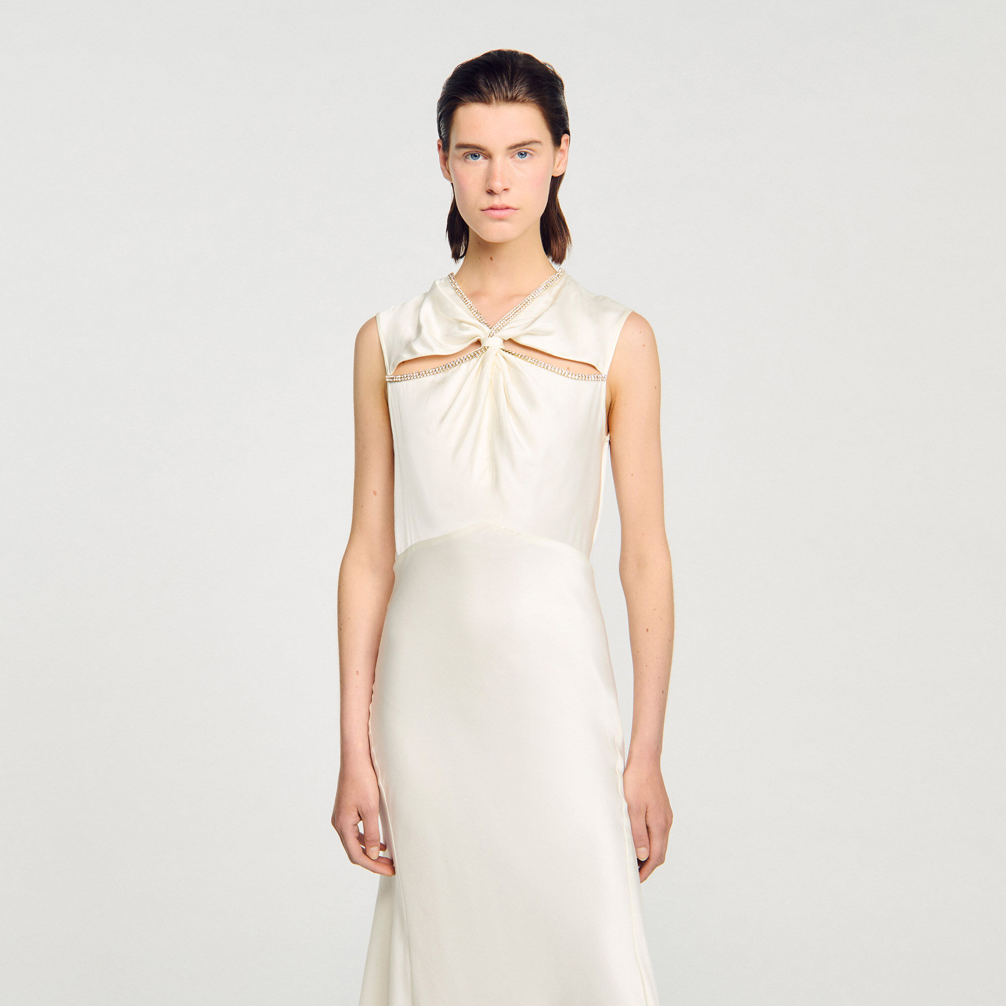 Vestido largo satinado con strass
