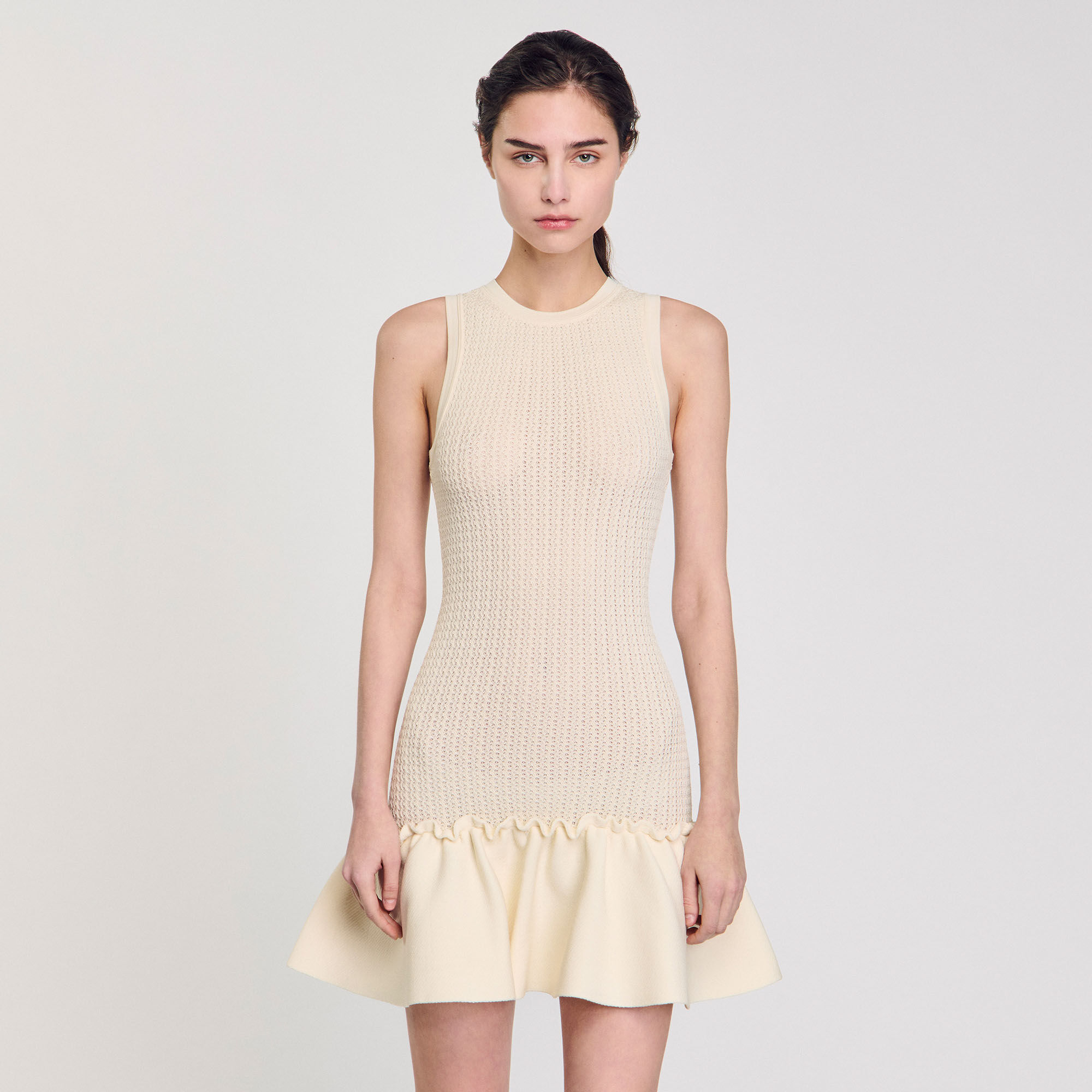Vestido corto de punto con volante