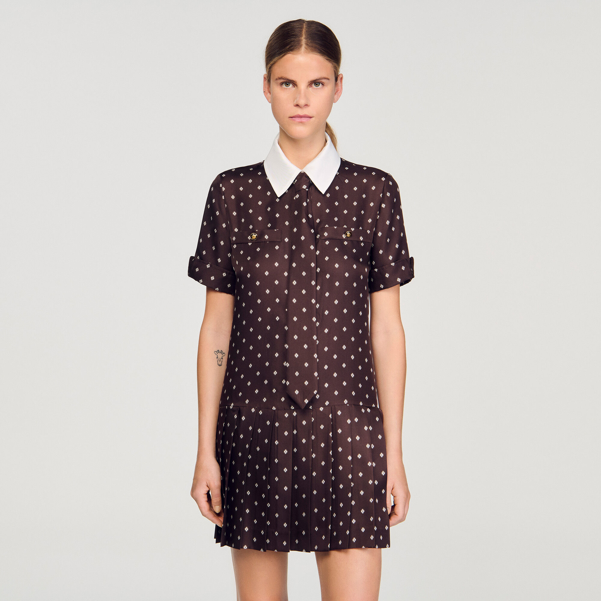 Vestido corto satinado estampado