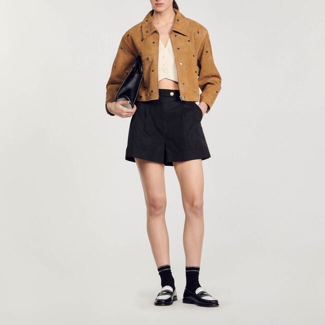 Cazadora de ante decorada con tachuelas