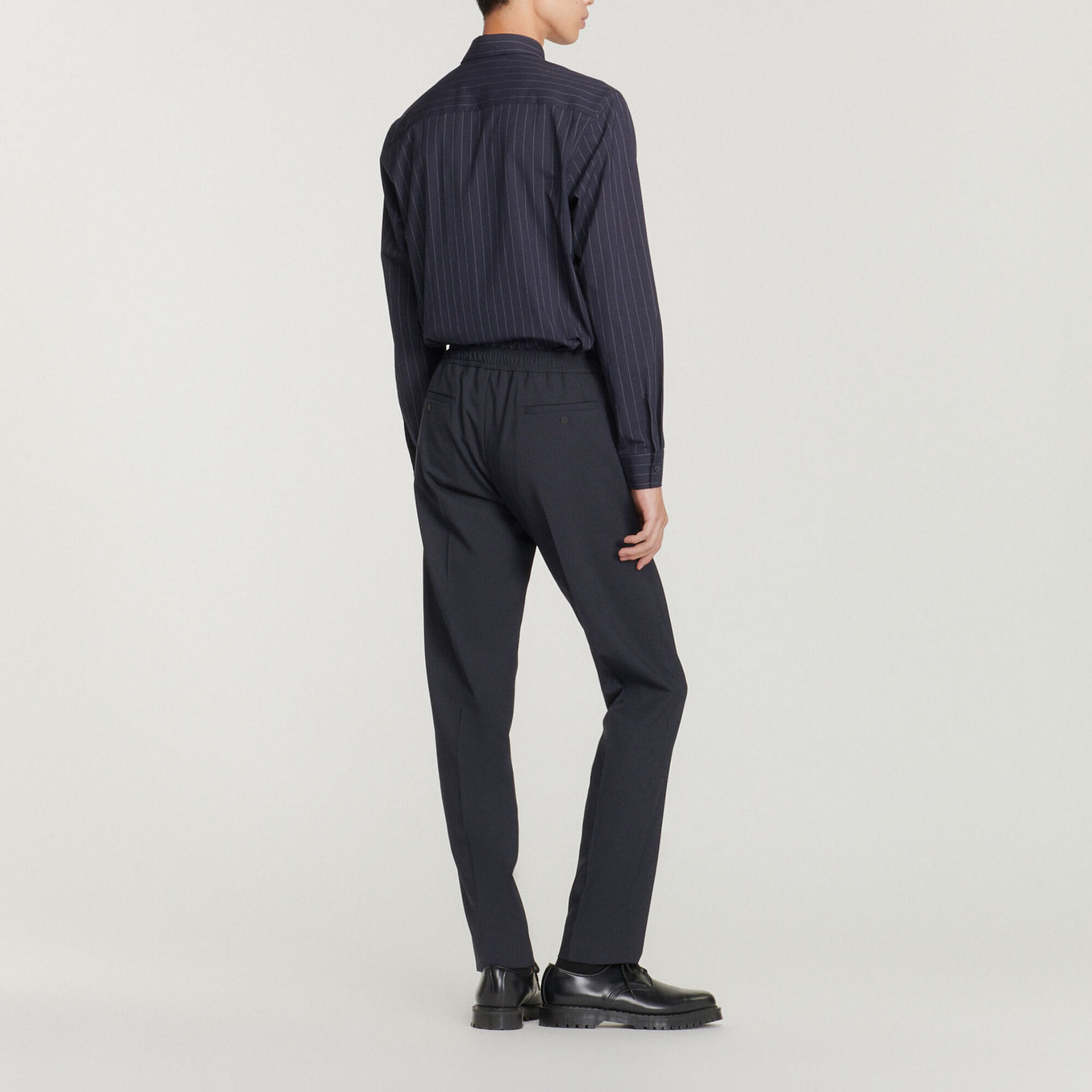 Pantalón con un elástico en la cintura
