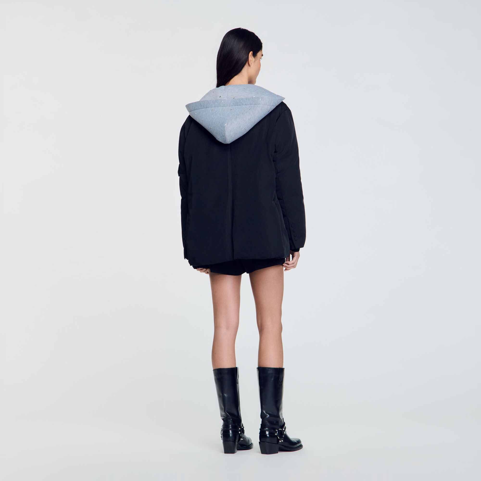 Abrigo con capucha en contraste