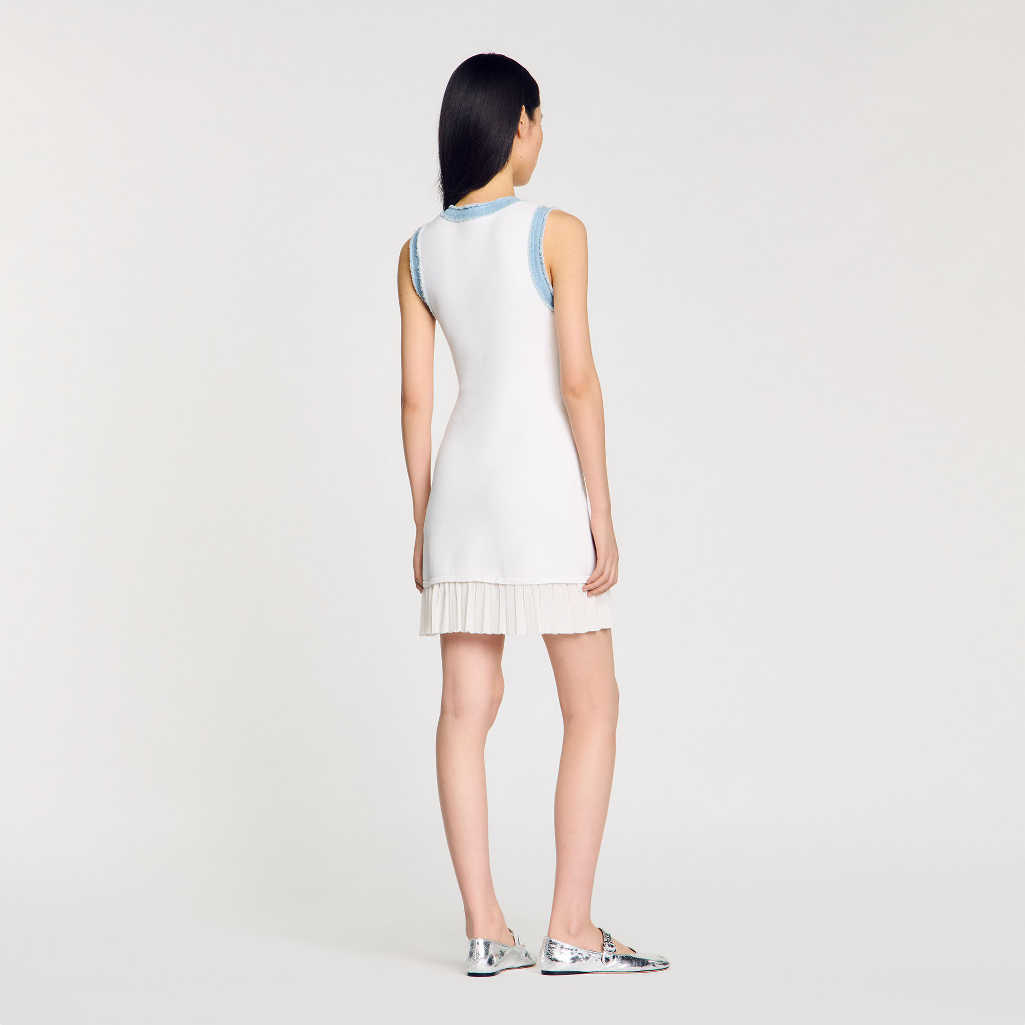 Vestido corto de punto con volante