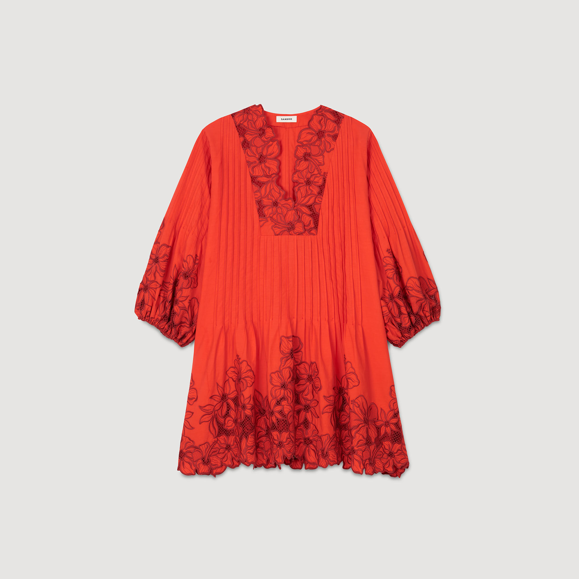 Vestido corto con detalles florales