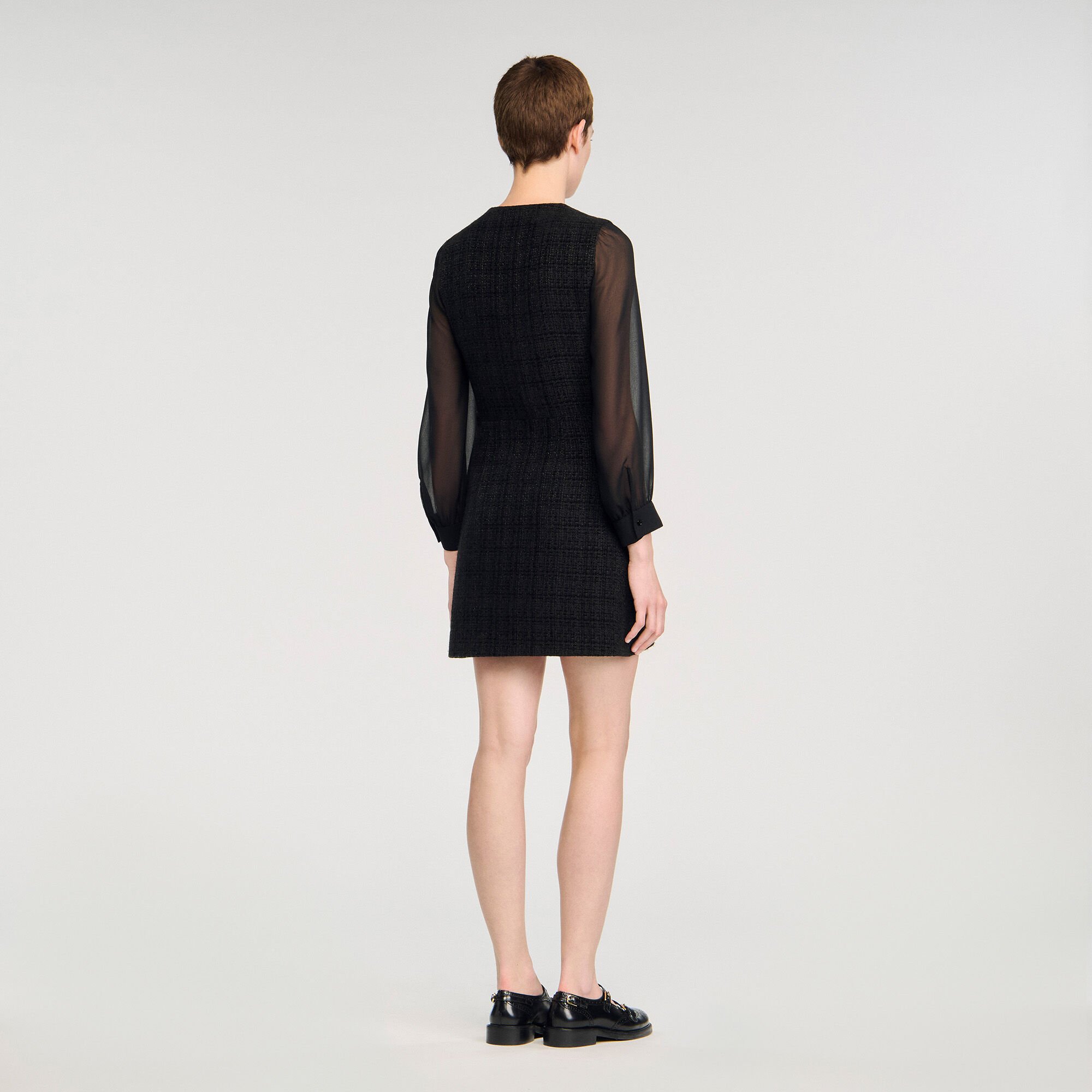 Vestido corto con mangas largas