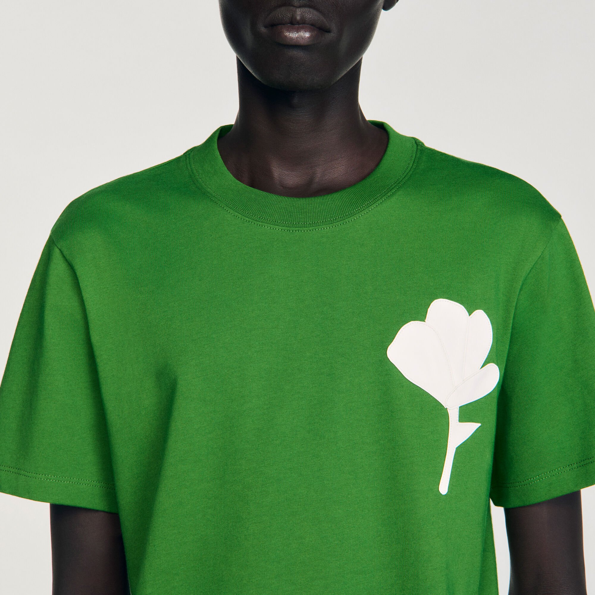 Camiseta con parche de flor