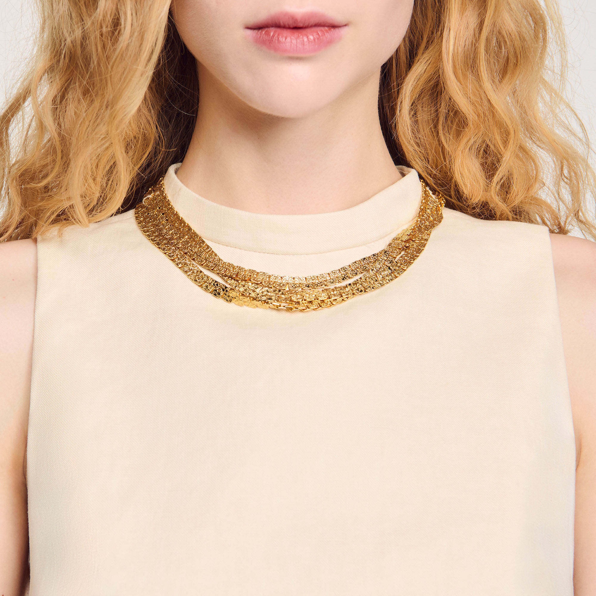 Top corto de punto con collar