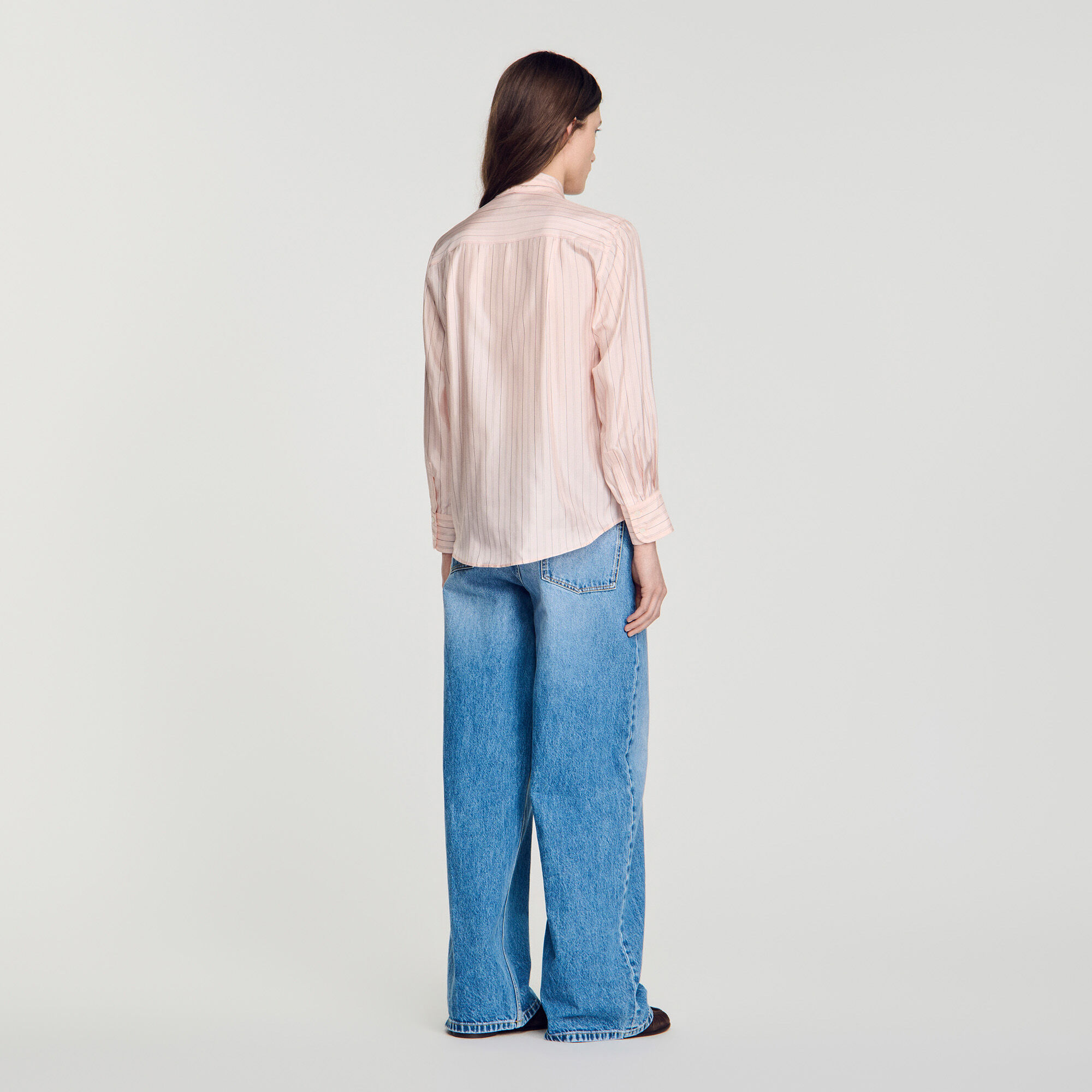 Camisa a rayas con cuello lazo