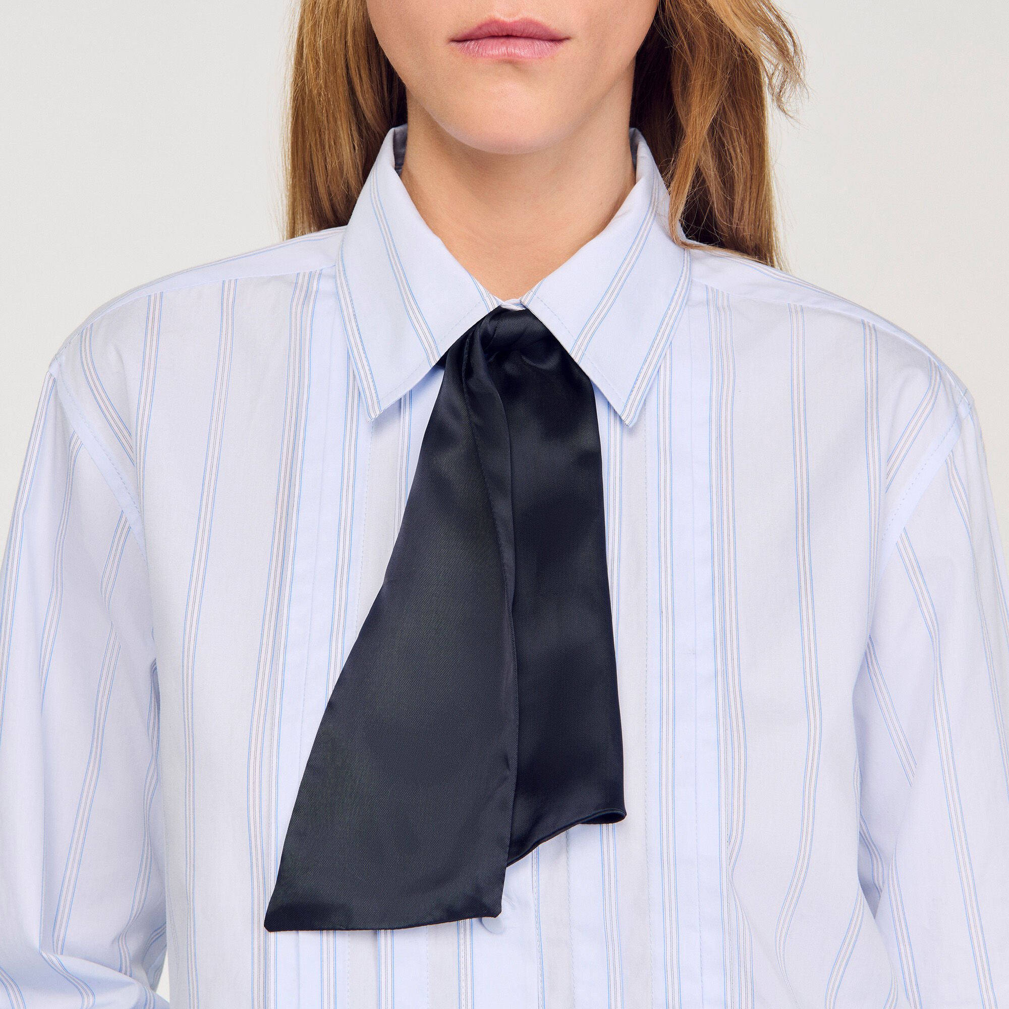 Camisa corta con corbata extraíble