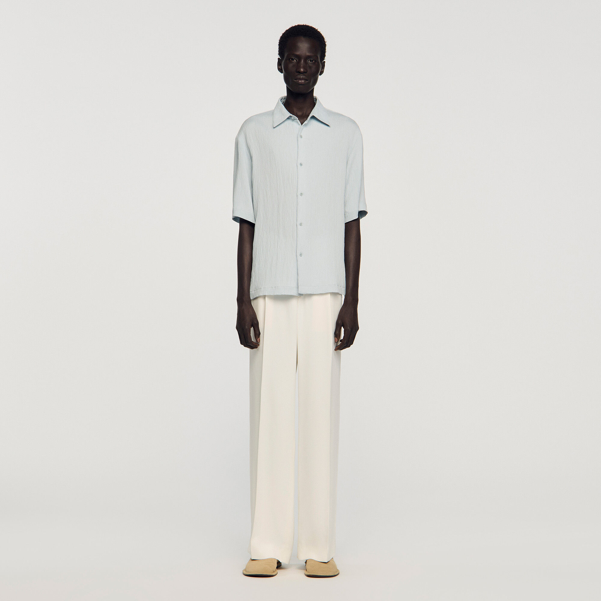 Camisa plisada con cuello italiano