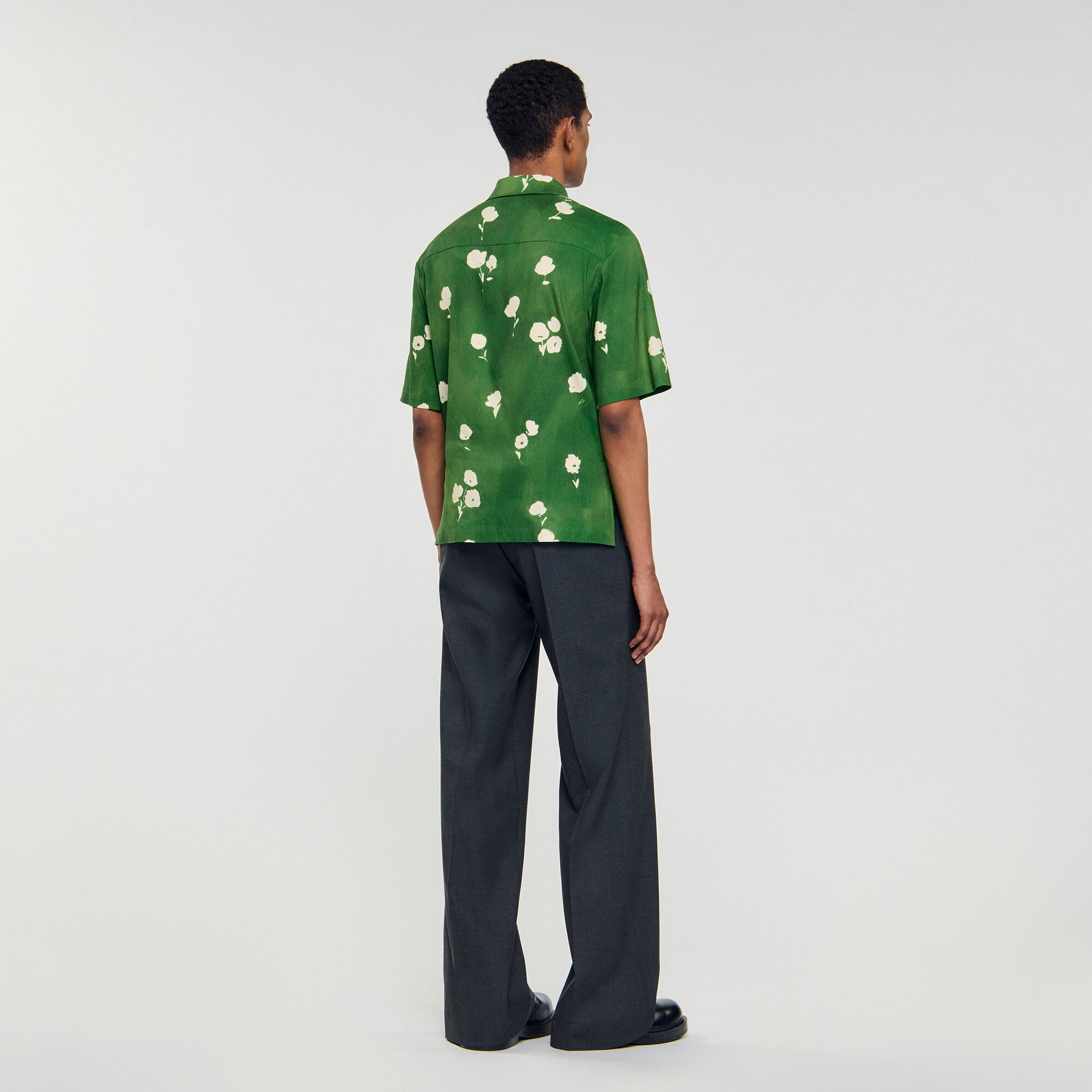 Camisa con estampado de flor