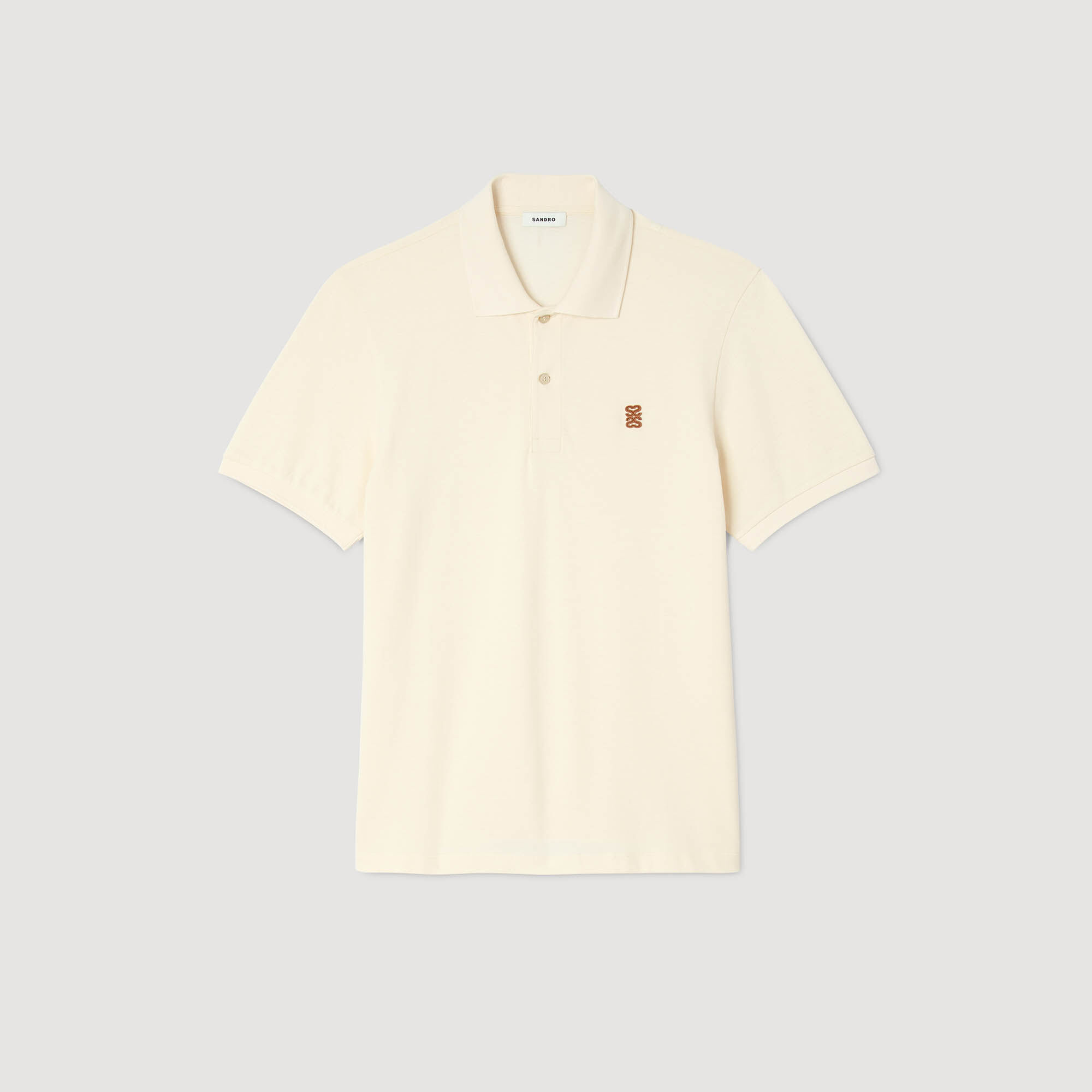 Polo con logotipo de cuero