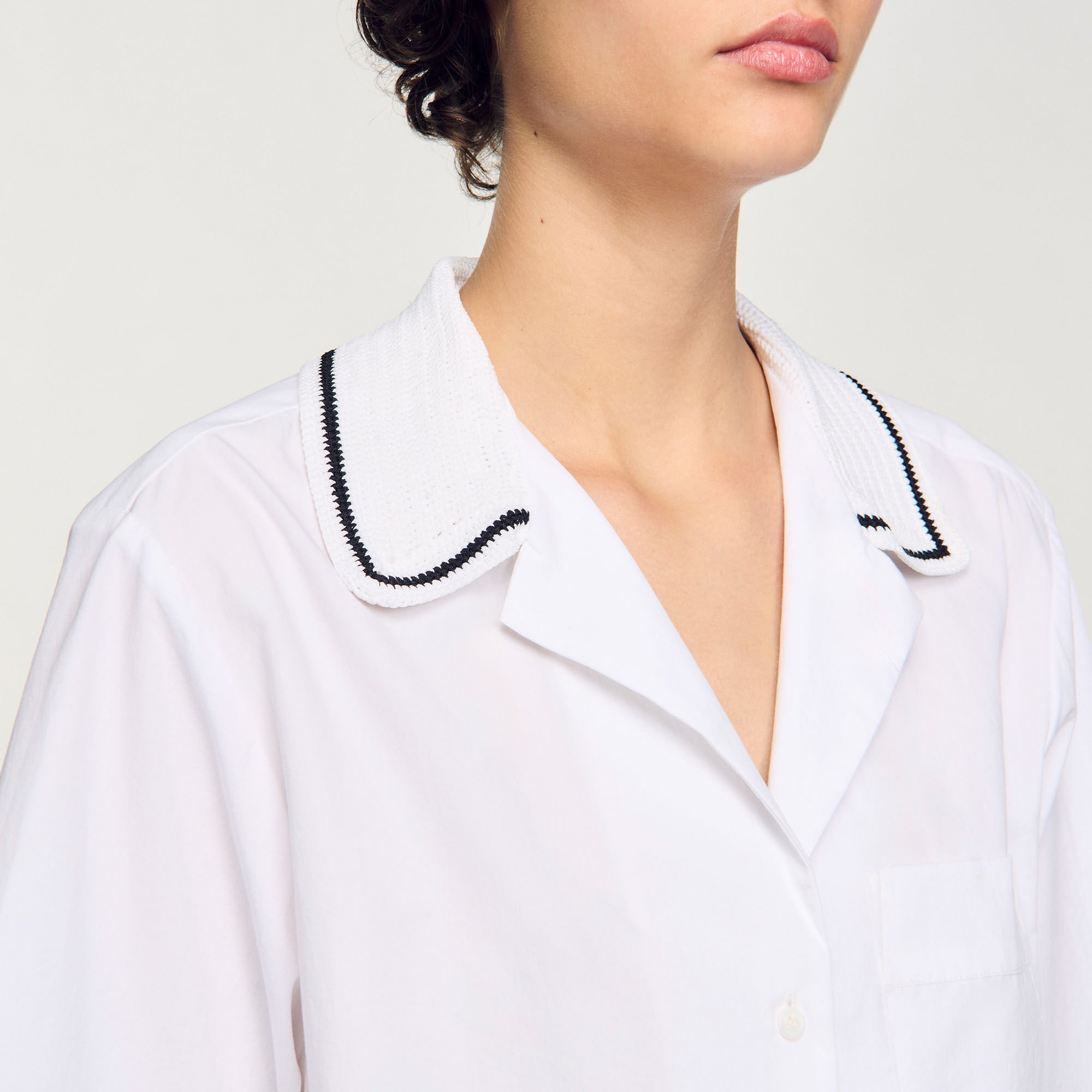 Camisa con cuello de ganchillo