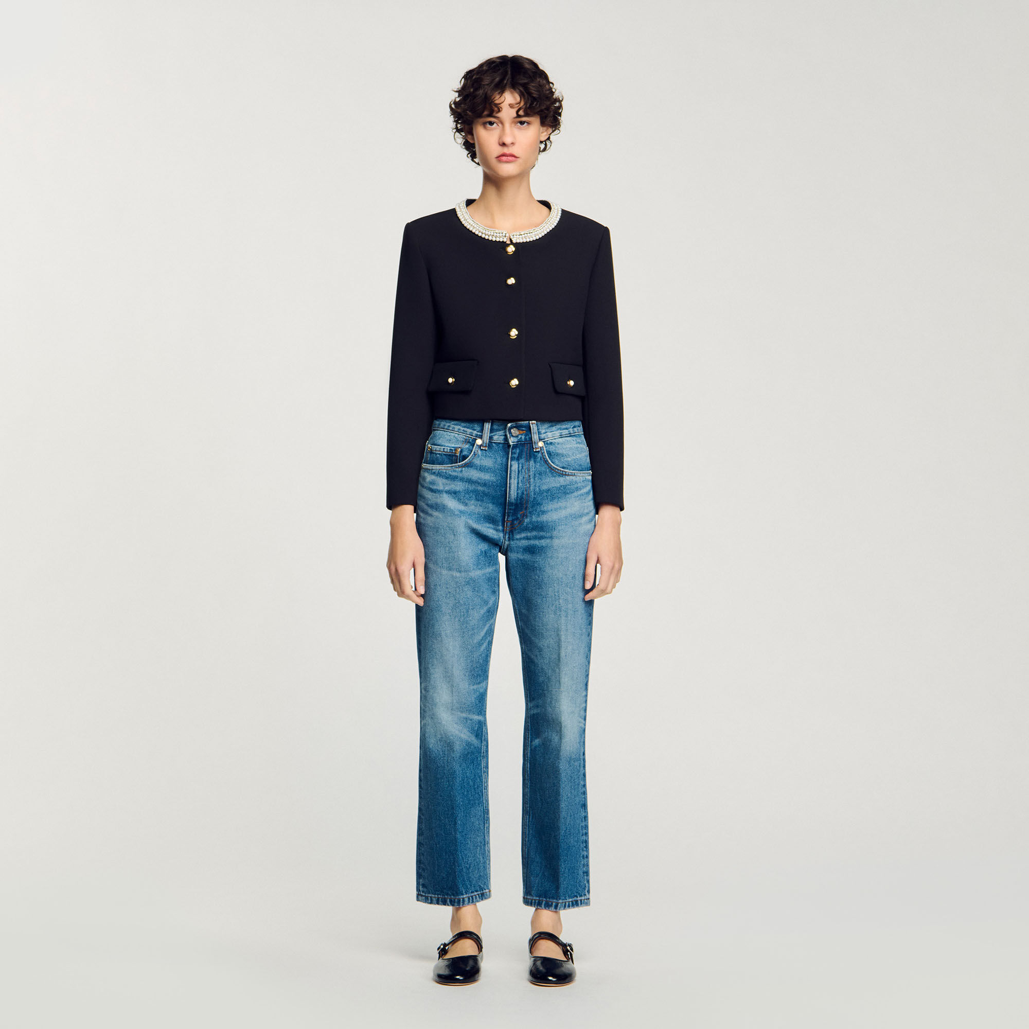 Chaqueta con cuello de pedrería