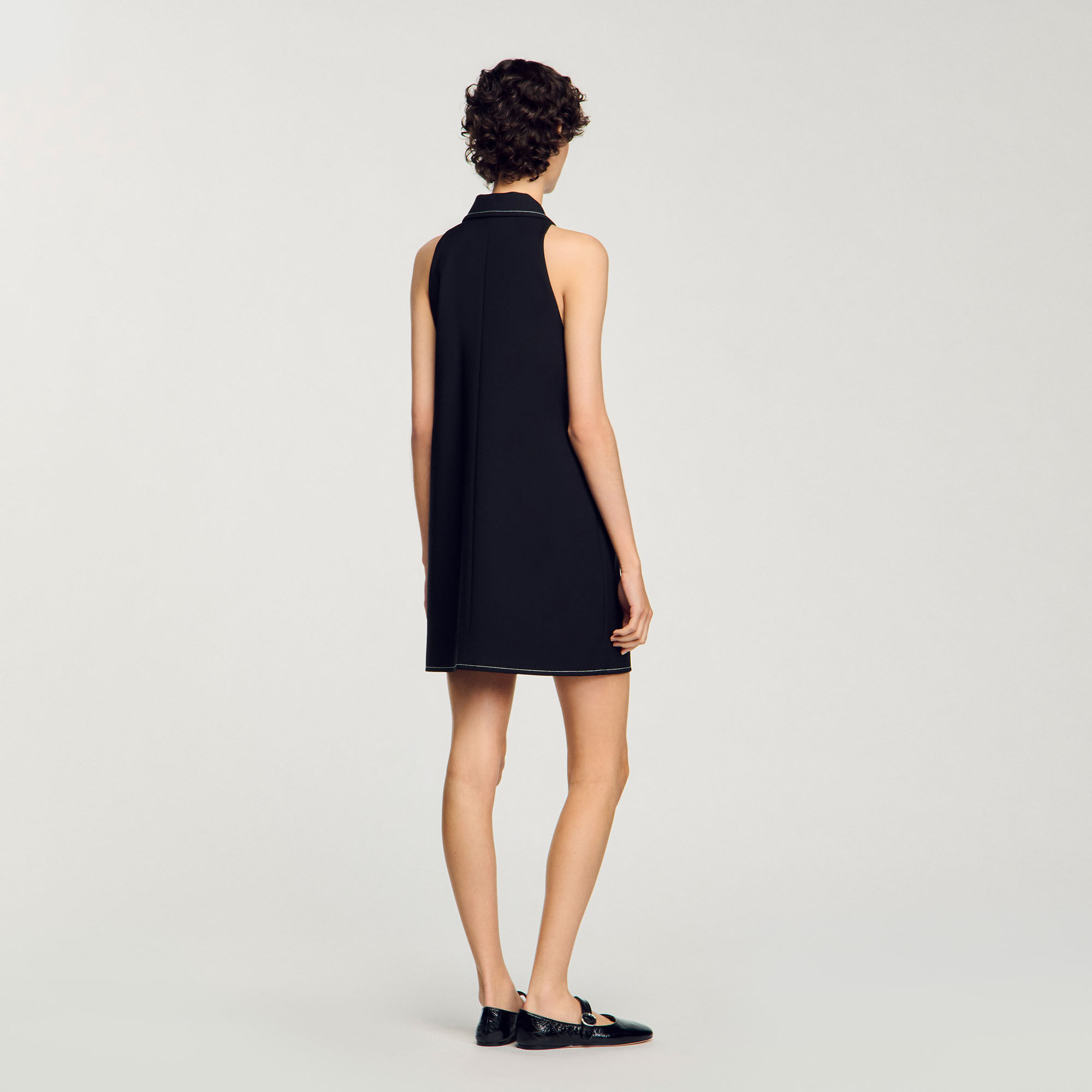 Vestido corto con cuello bebé
