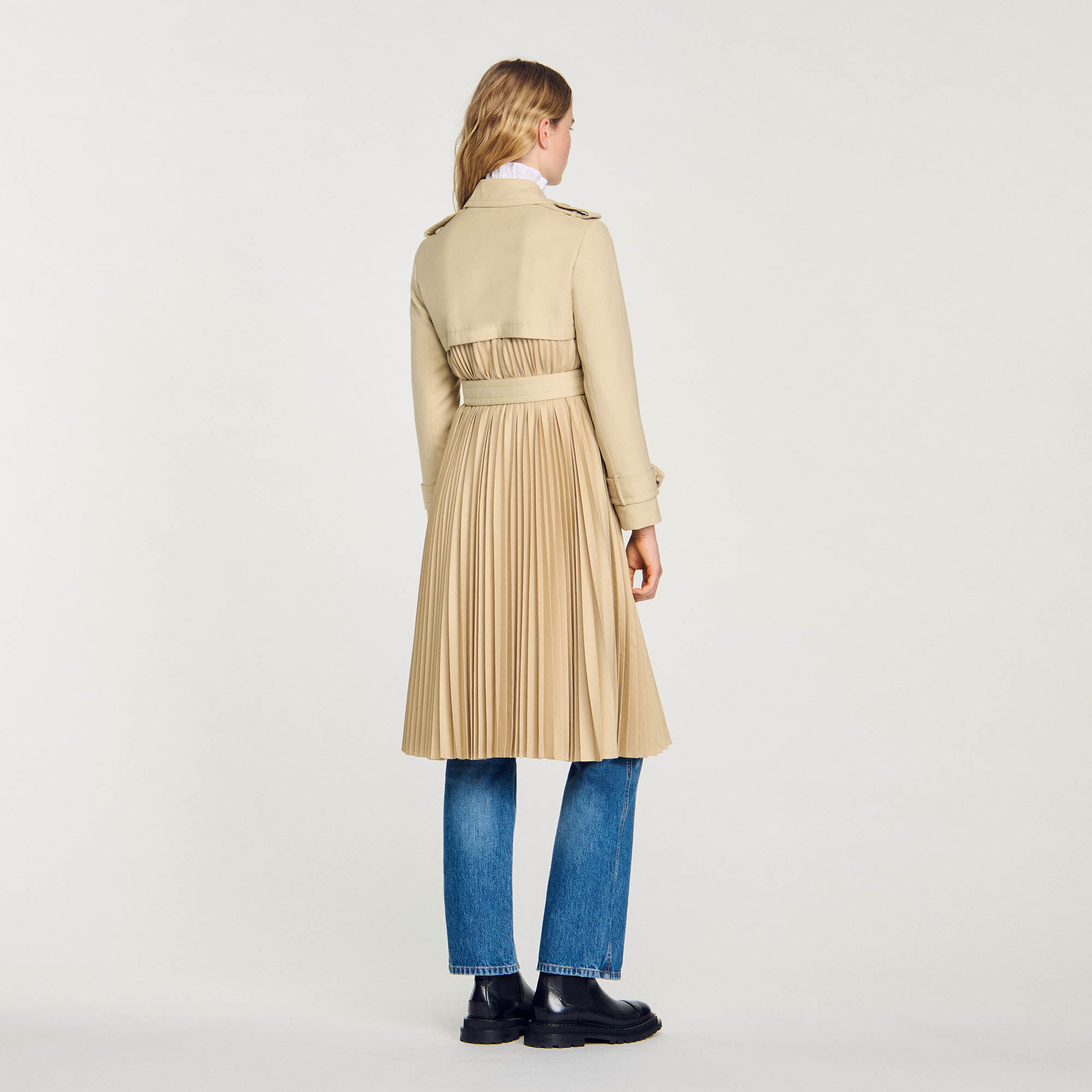 Gabardina plisada con cinturón