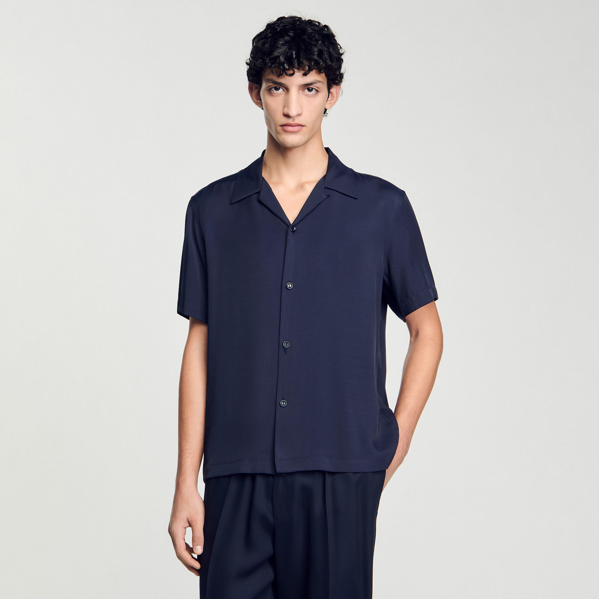 Camisa con cuello italiano