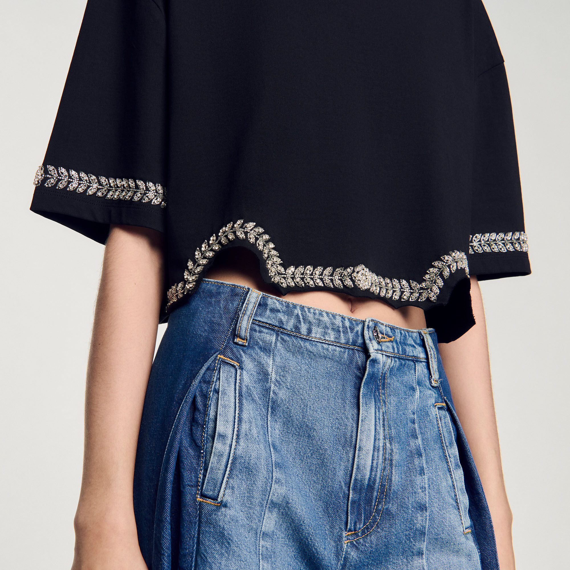 Camiseta corta con strass