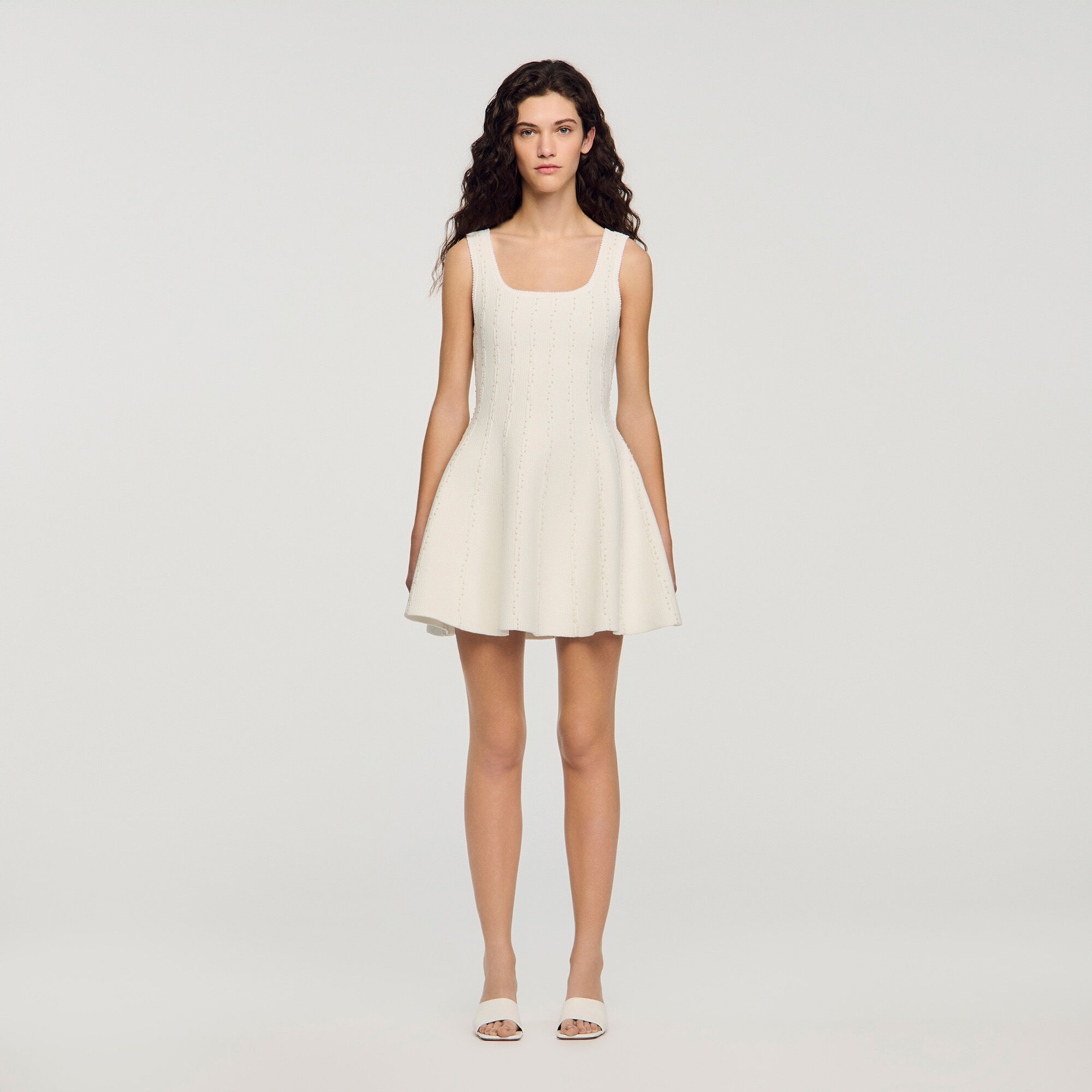 Vestido corto de punto con pedrer&iacute;a