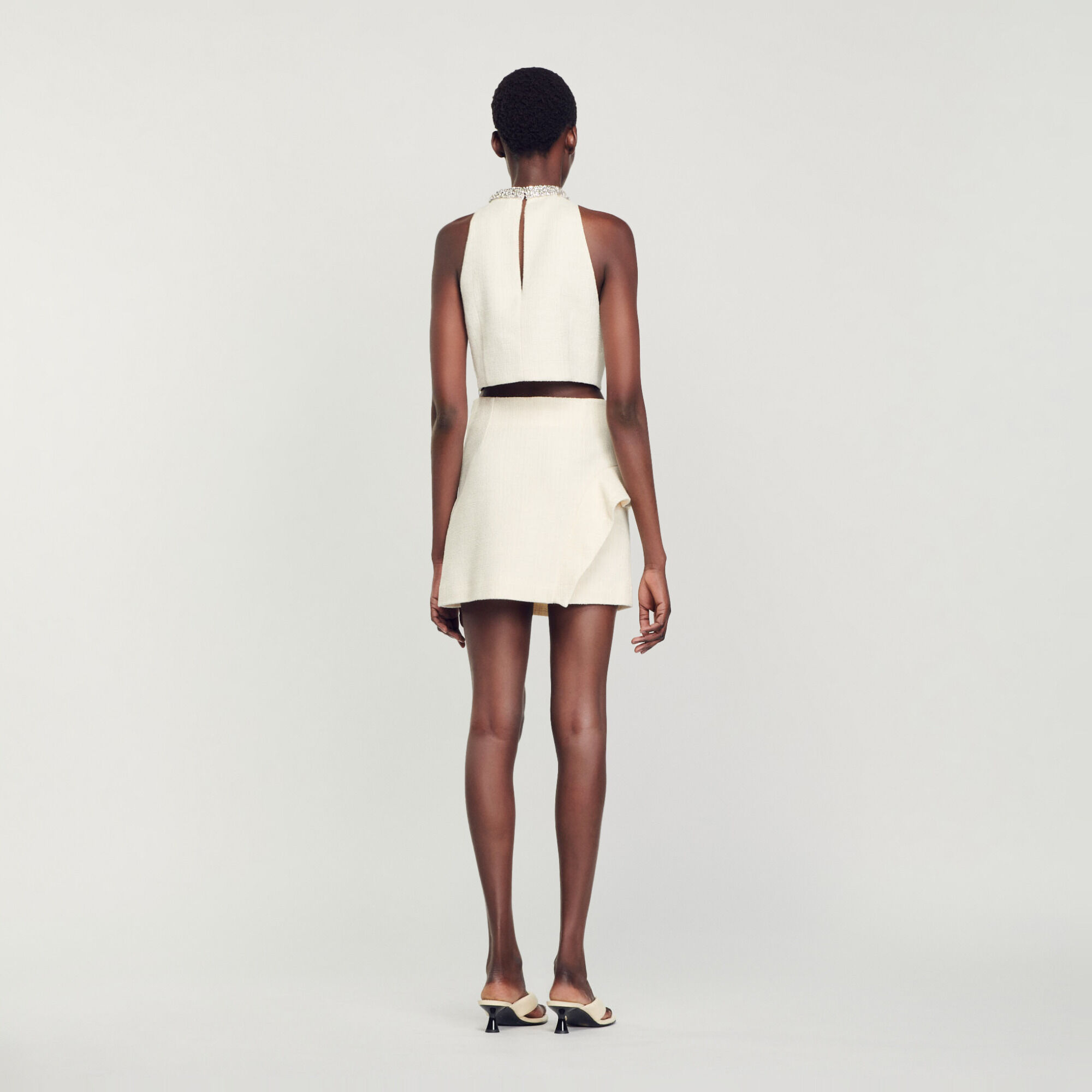 Falda corta con volante