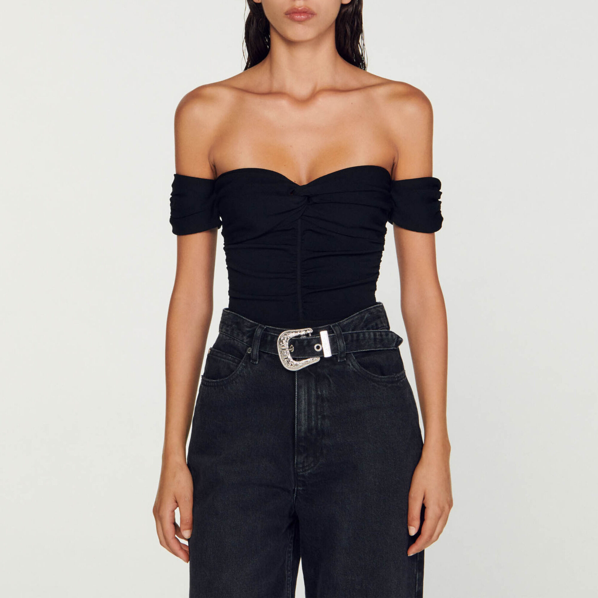 Body con hombros desnudos