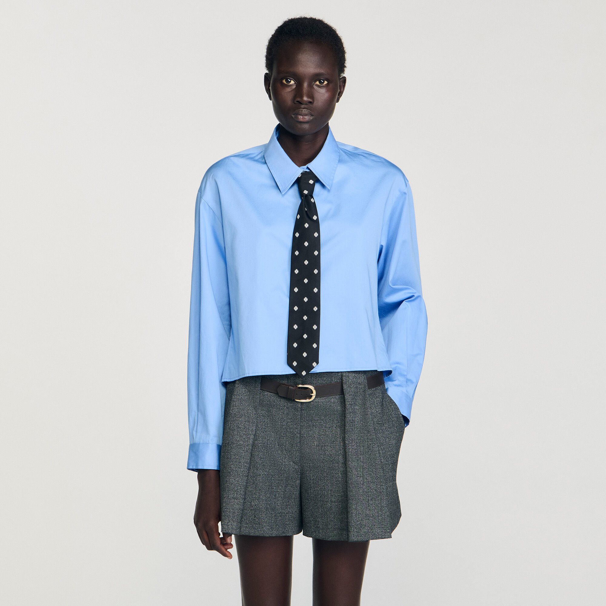 Camisa corta con corbata extraíble