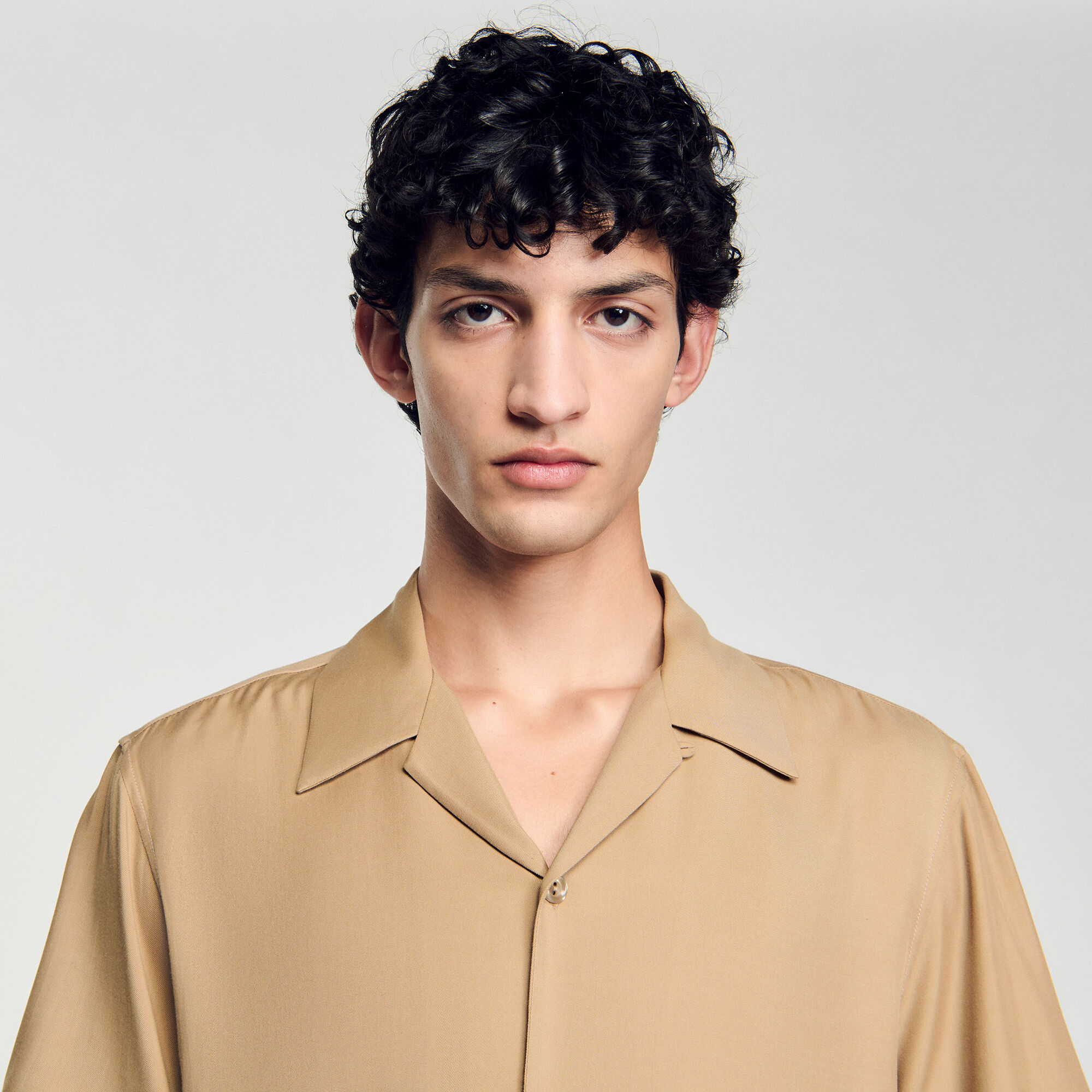 Camisa con cuello italiano