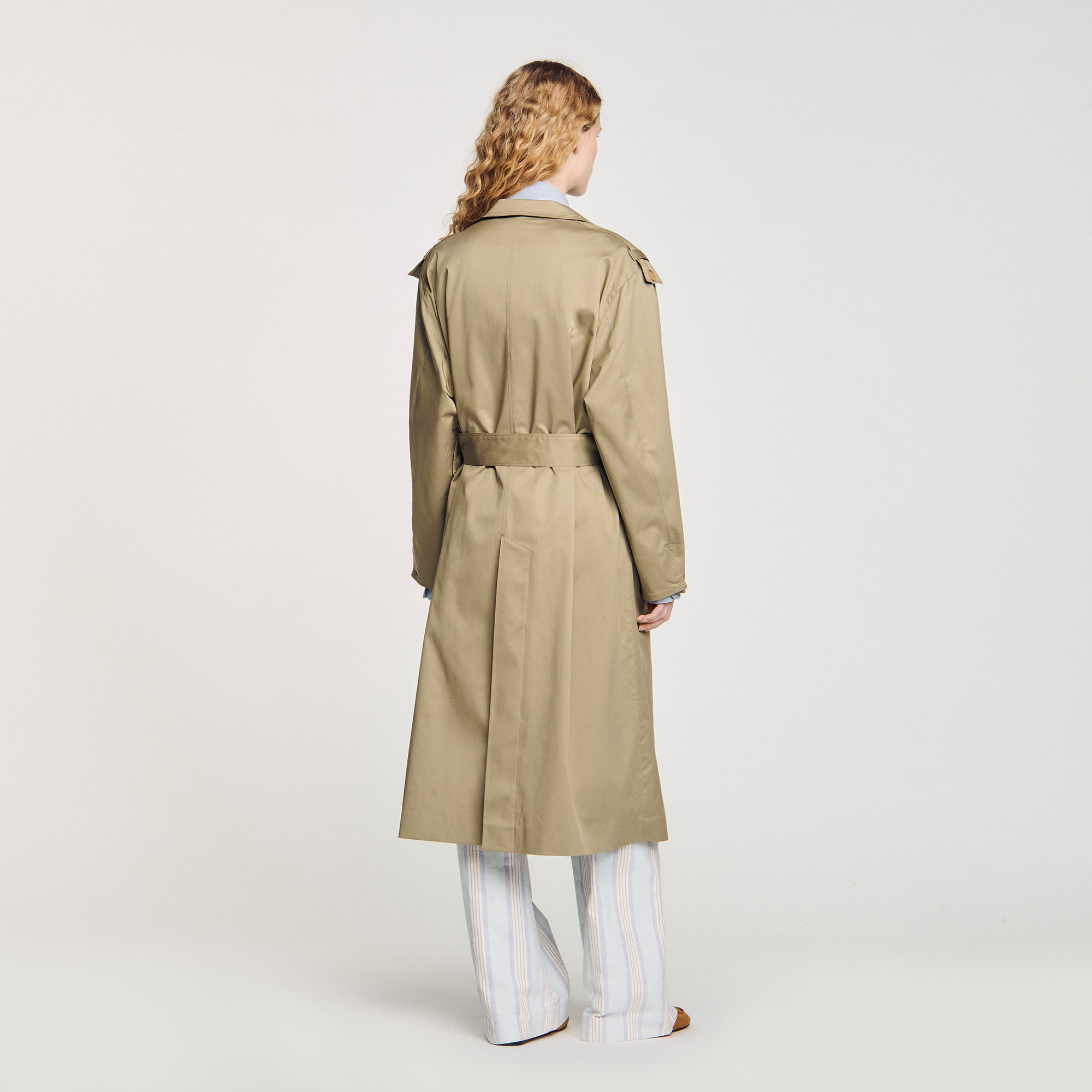 Gabardina con cinturón