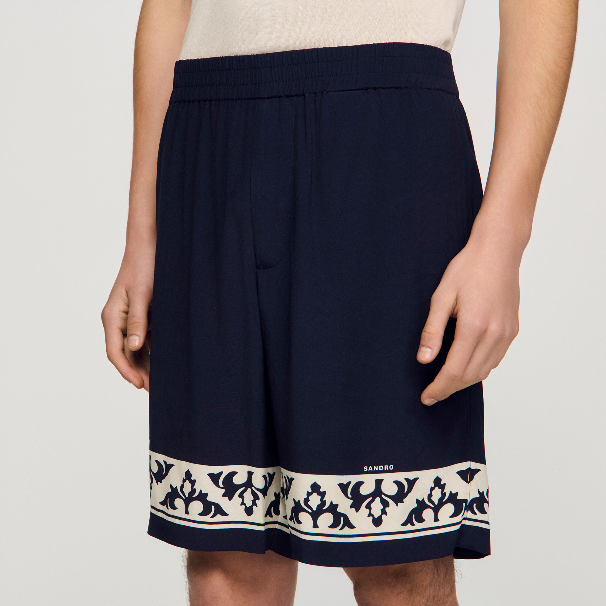 Short fluido motivo contraste