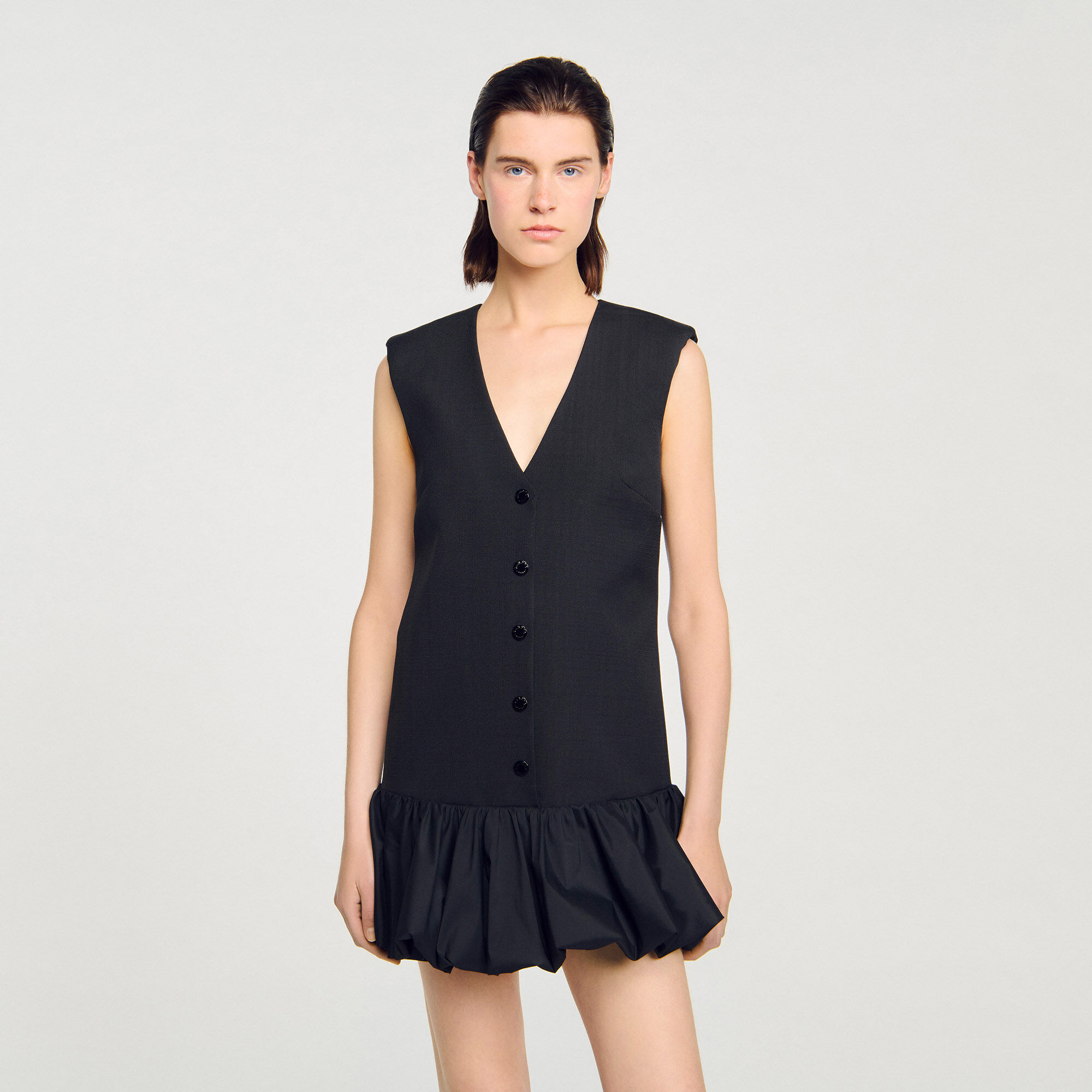 Vestido corto de sastre con volante
