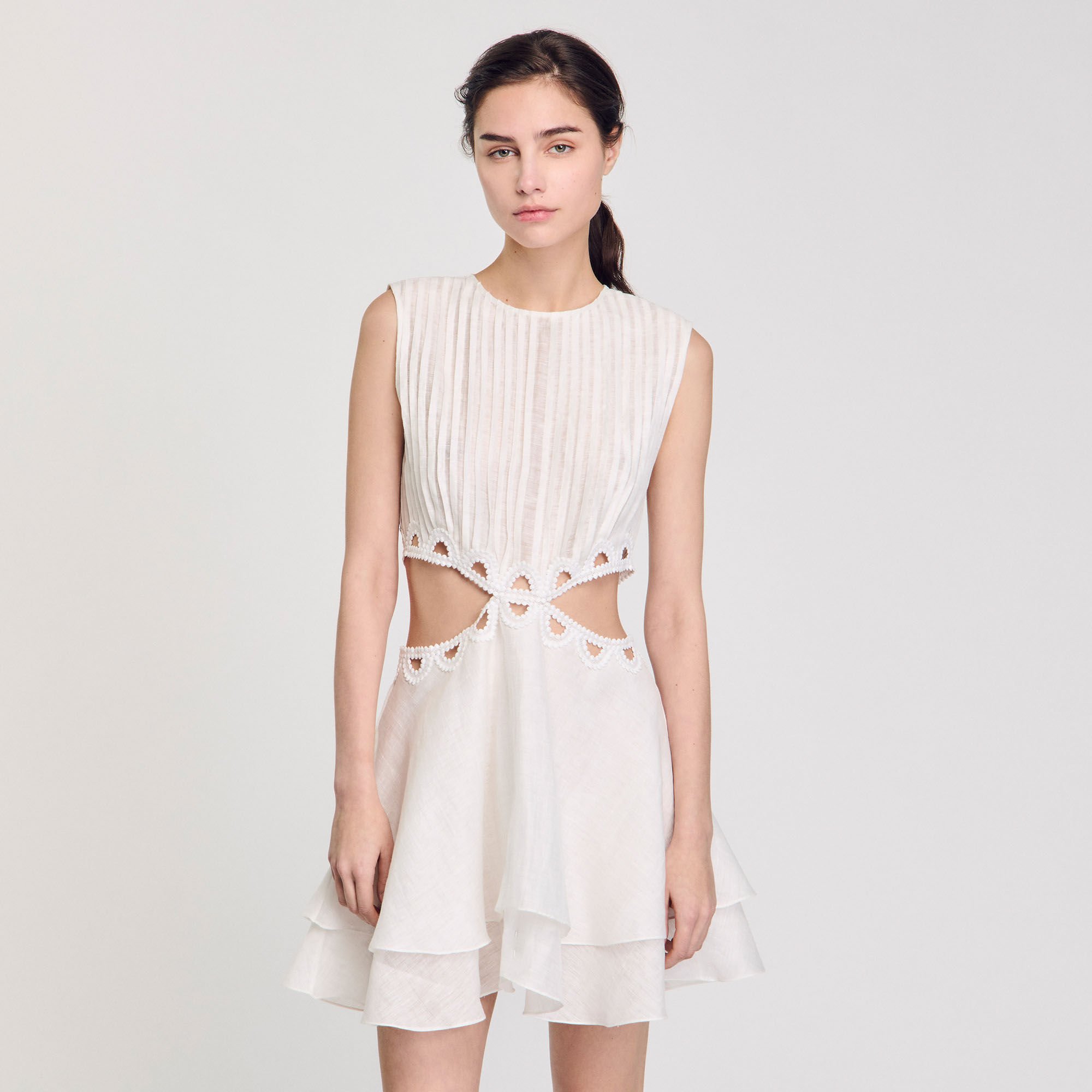 Vestido corto con recortes