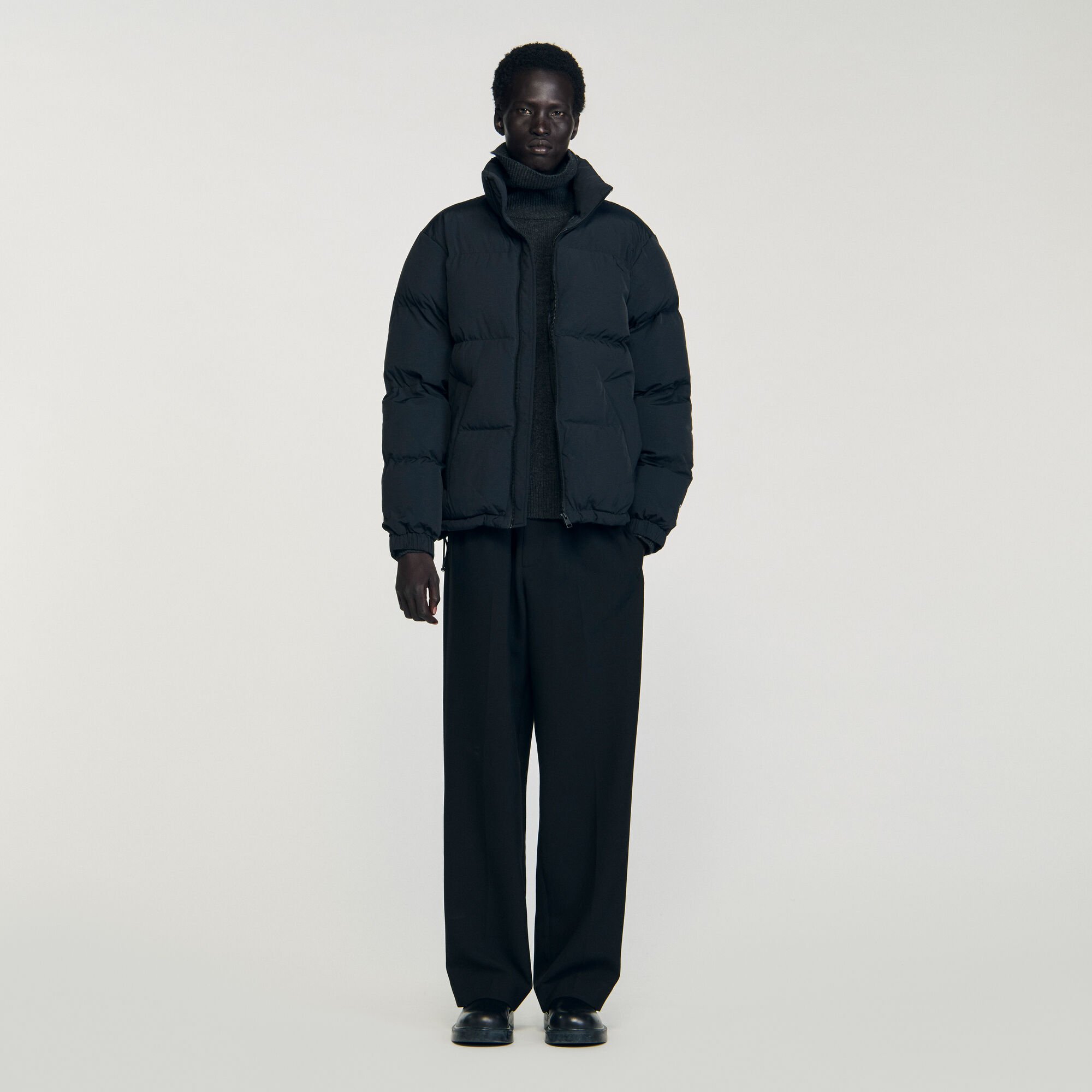 Anorak con capucha y cuello alto
