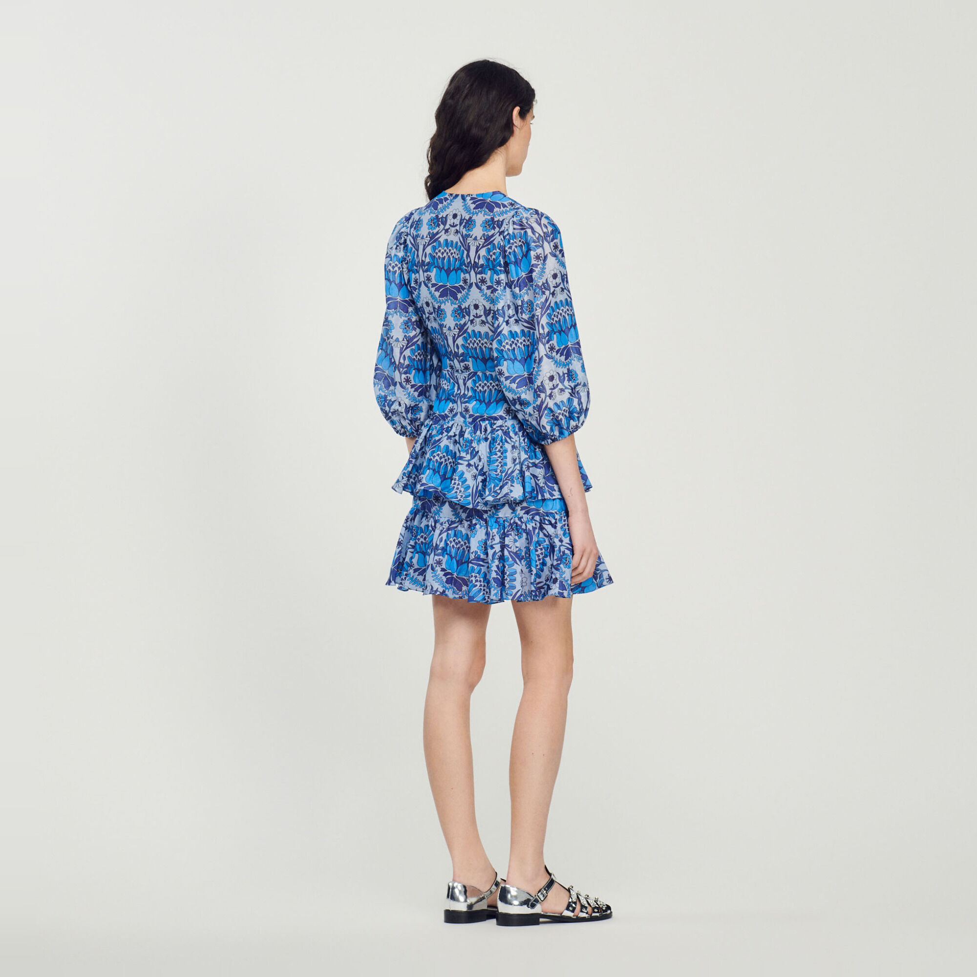 Vestido corto con estampado de fular