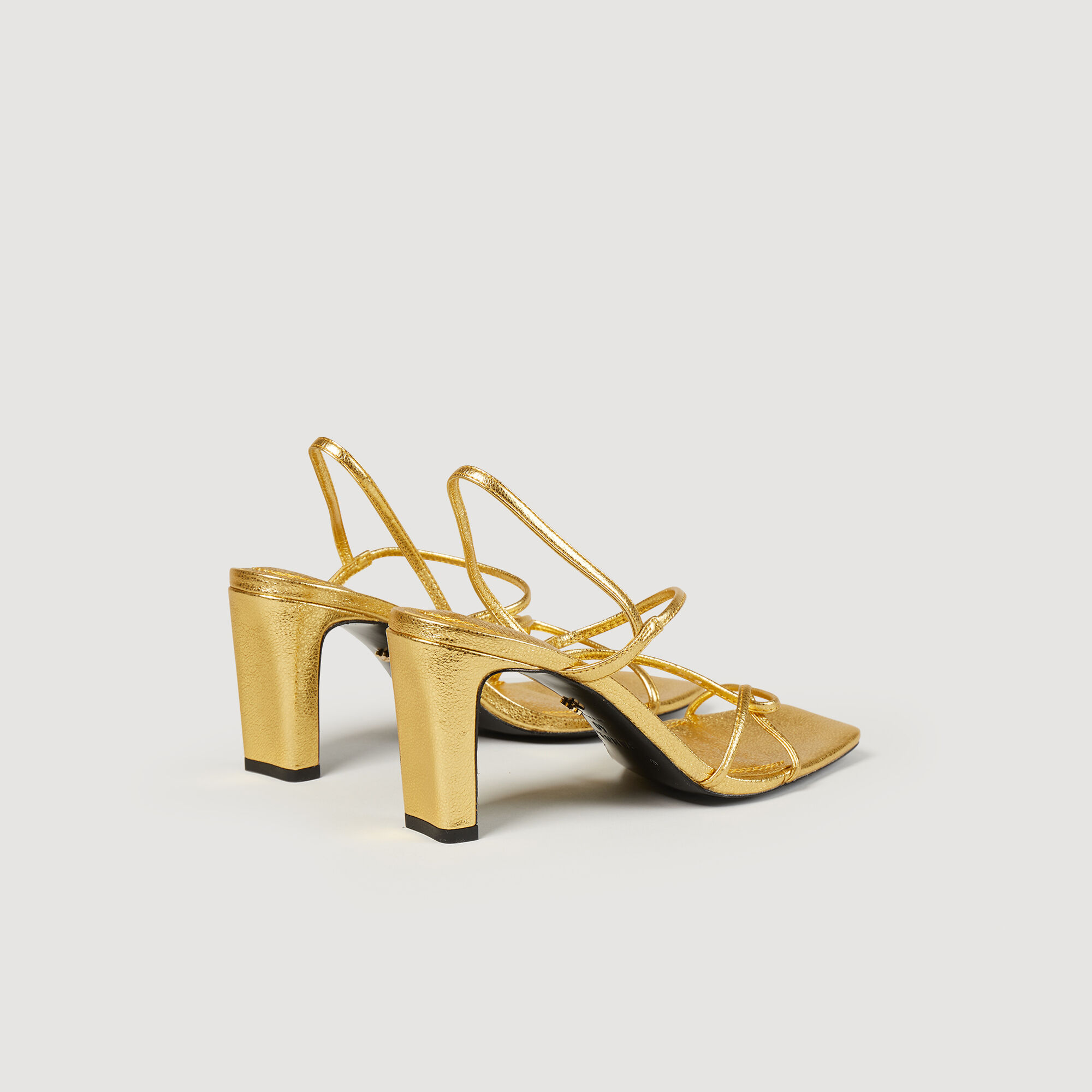 Sandalias de piel repujada