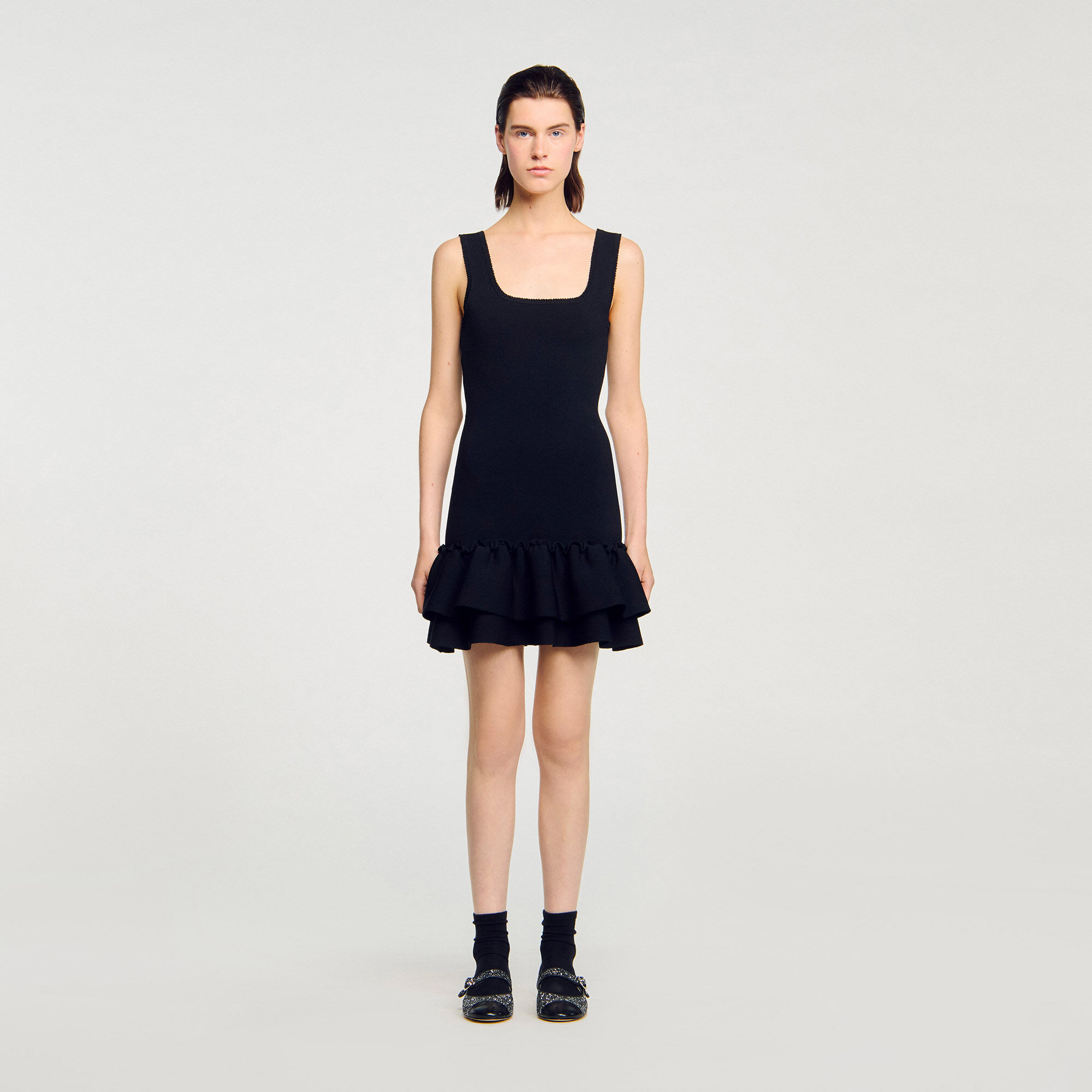 Vestido corto de punto con volantes