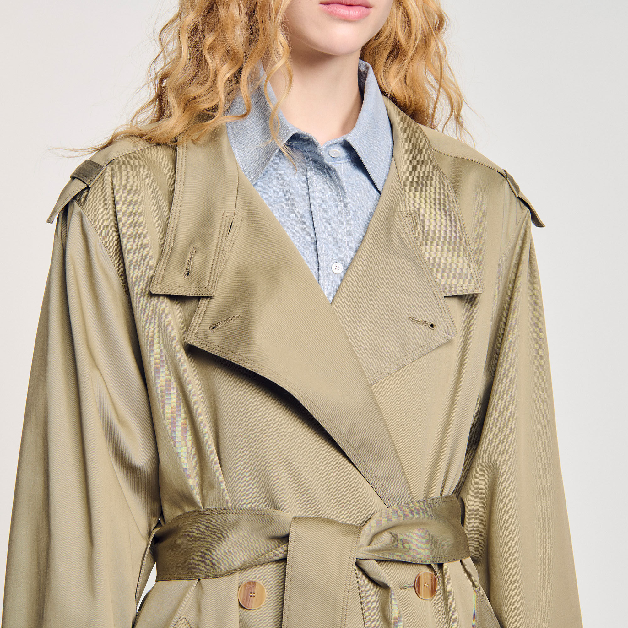 Gabardina con cinturón