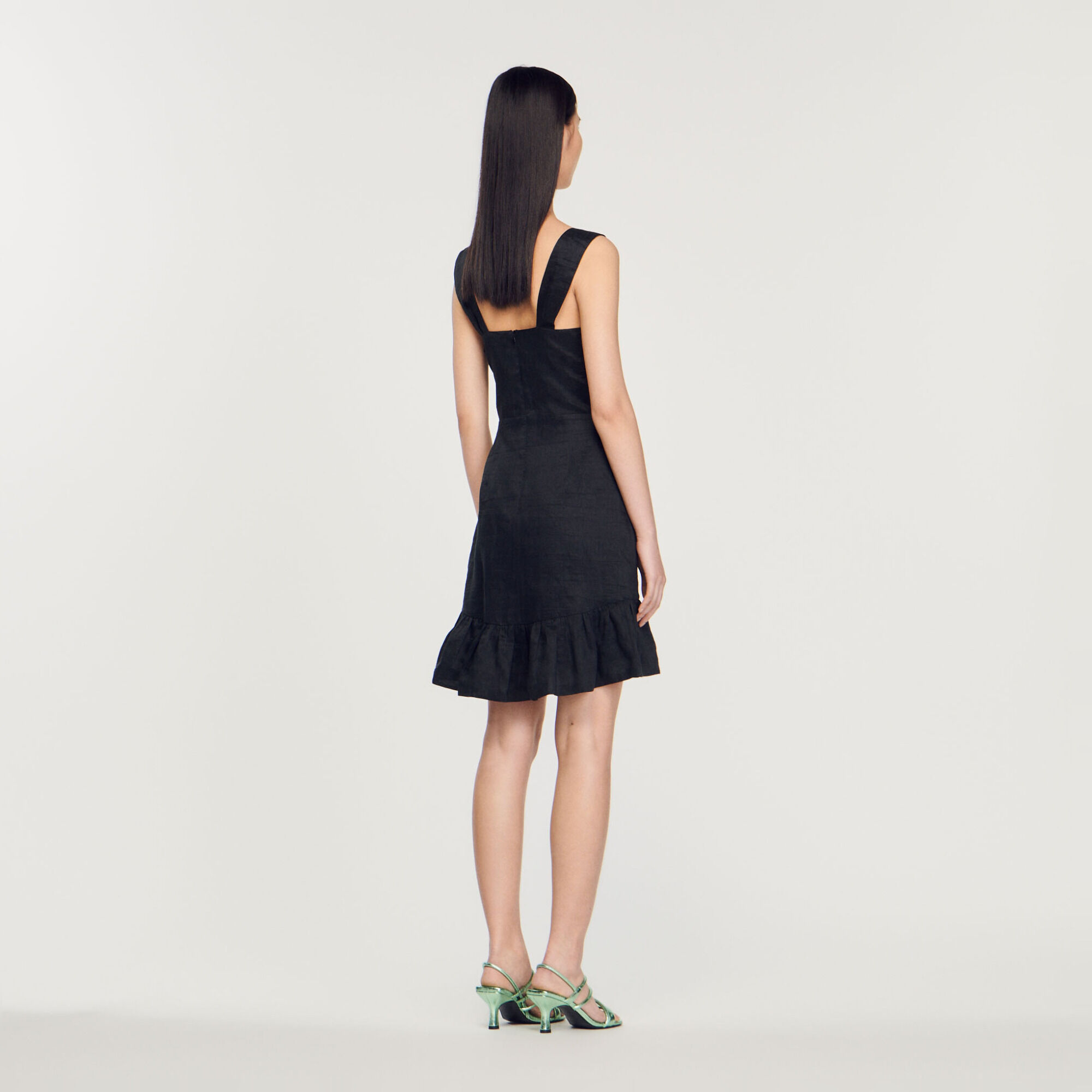 Vestido corto con joyas