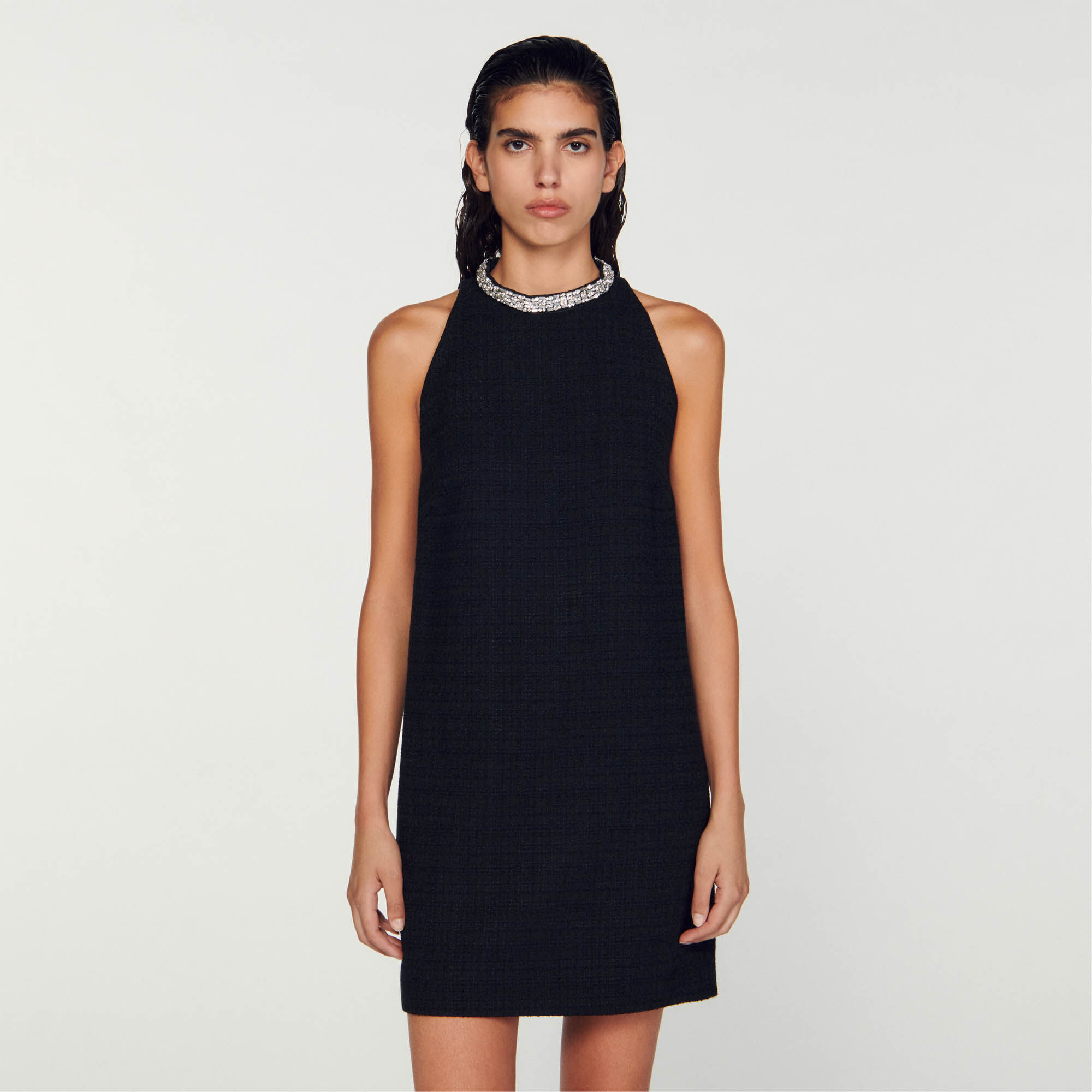 Vestido con cuello con bisutería