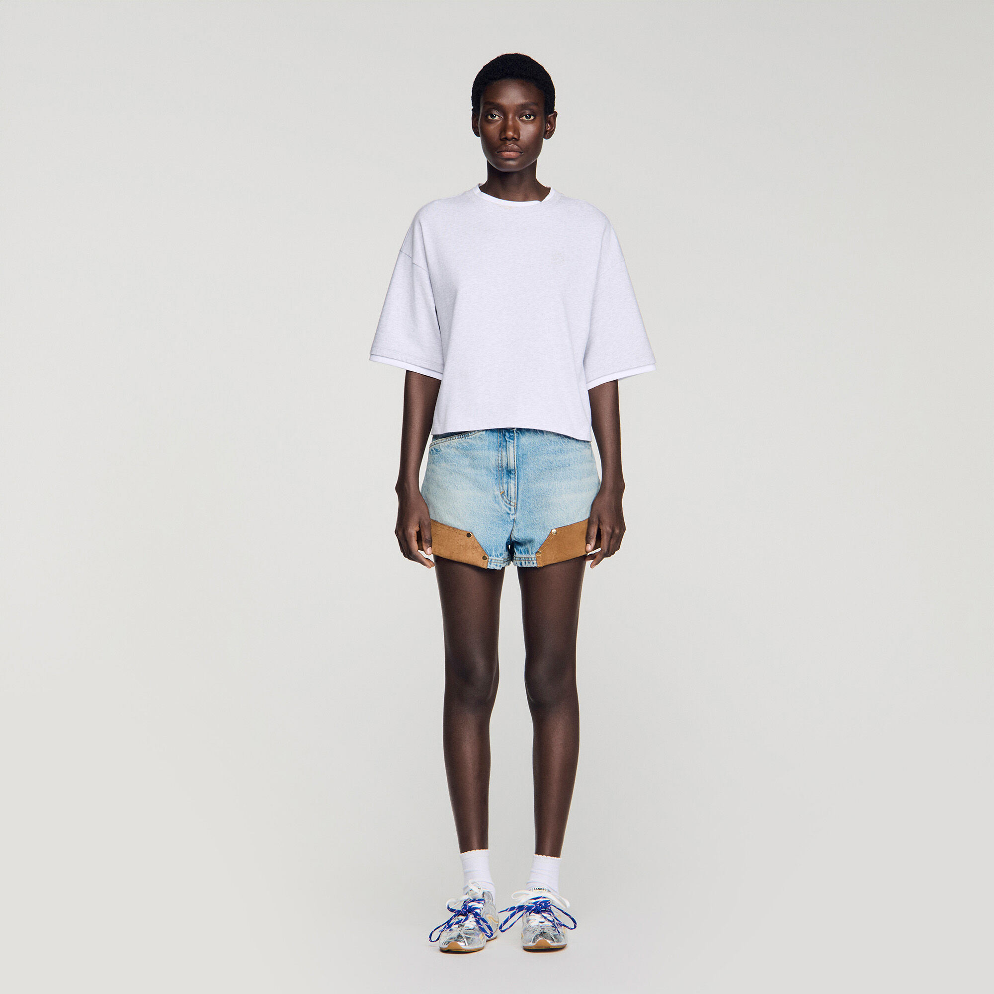 Camiseta con acabados en contraste