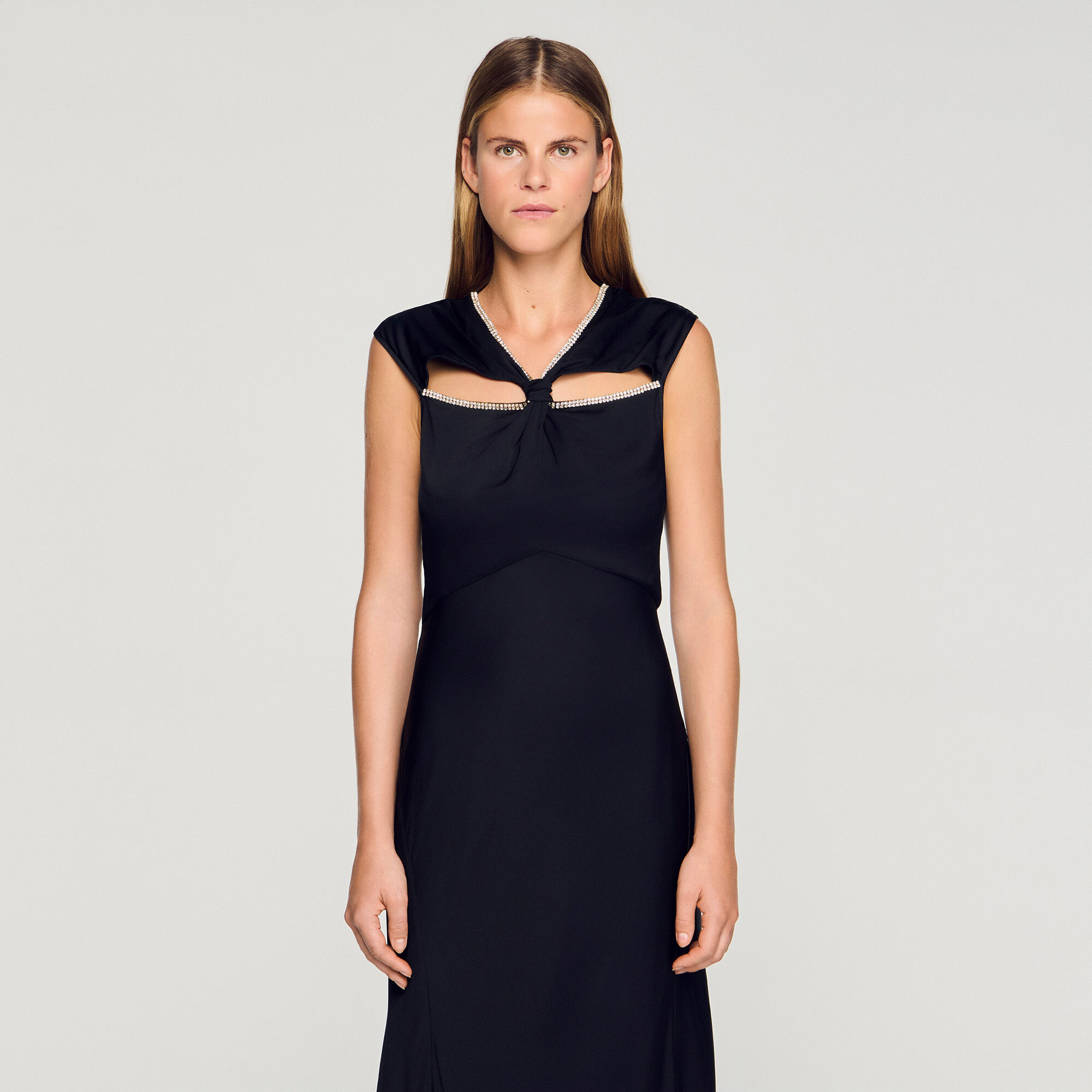 Vestido largo satinado con strass