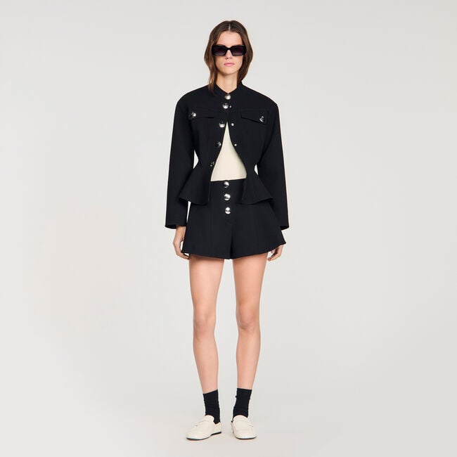 Short acampanado con automáticos