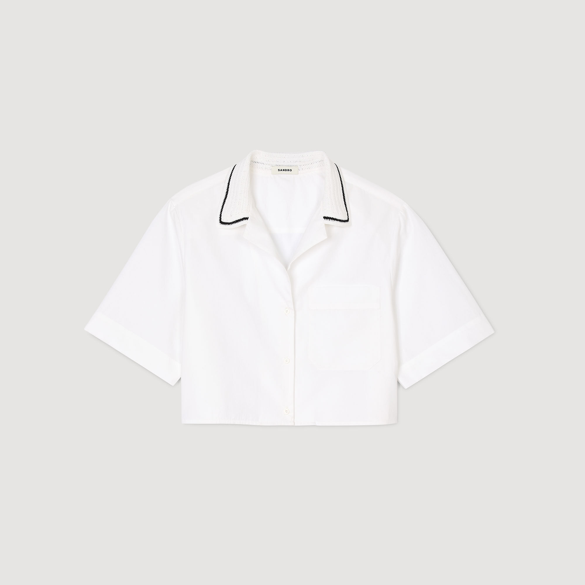 Camisa con cuello de ganchillo