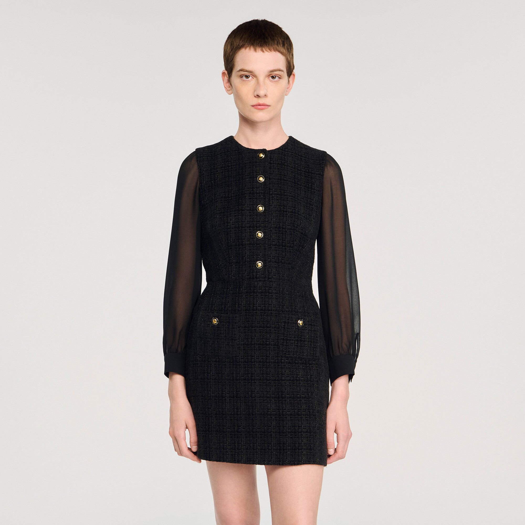 Vestido corto con mangas largas