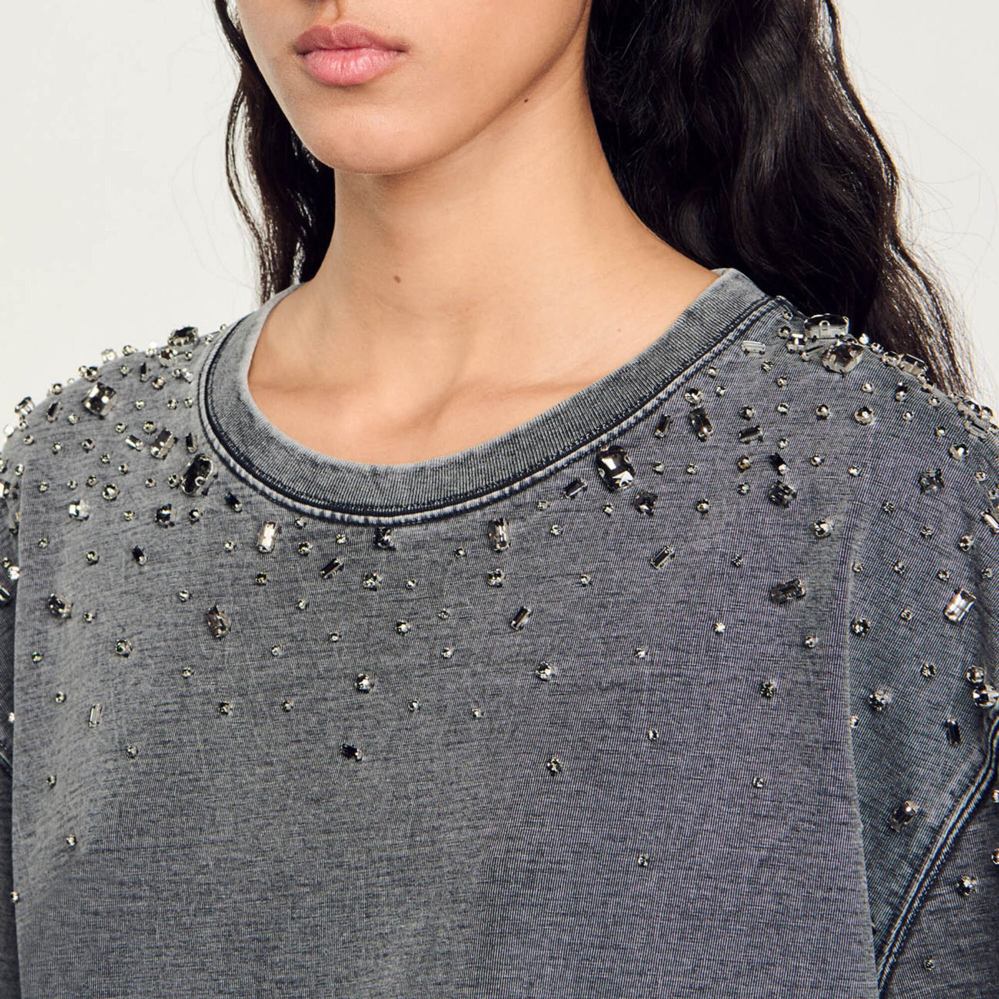 Camiseta corta con strass